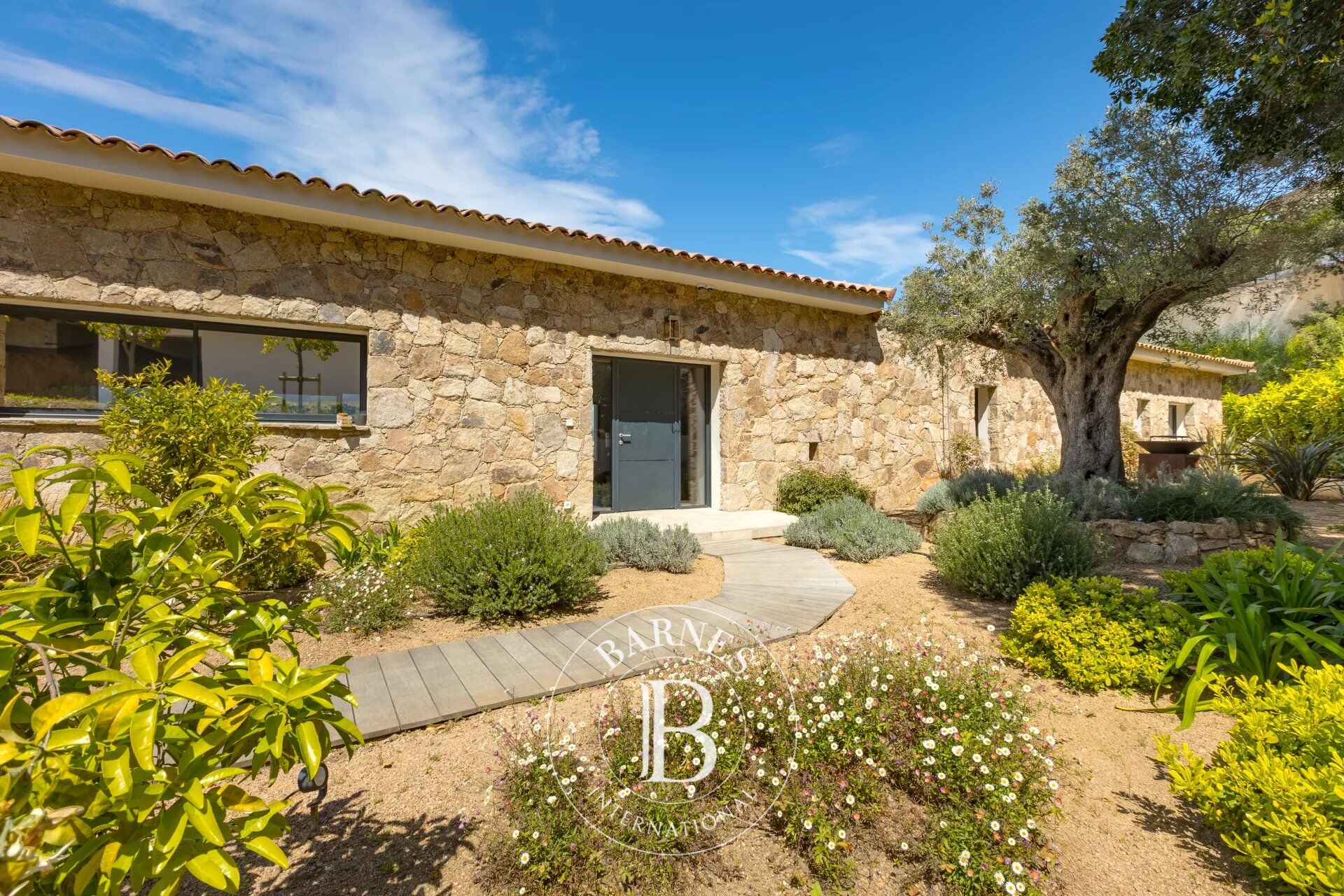 Rive Sud d'Ajaccio, villa récente, vue mer panoramique, 5 chambres, piscine, proches plages. - picture 2