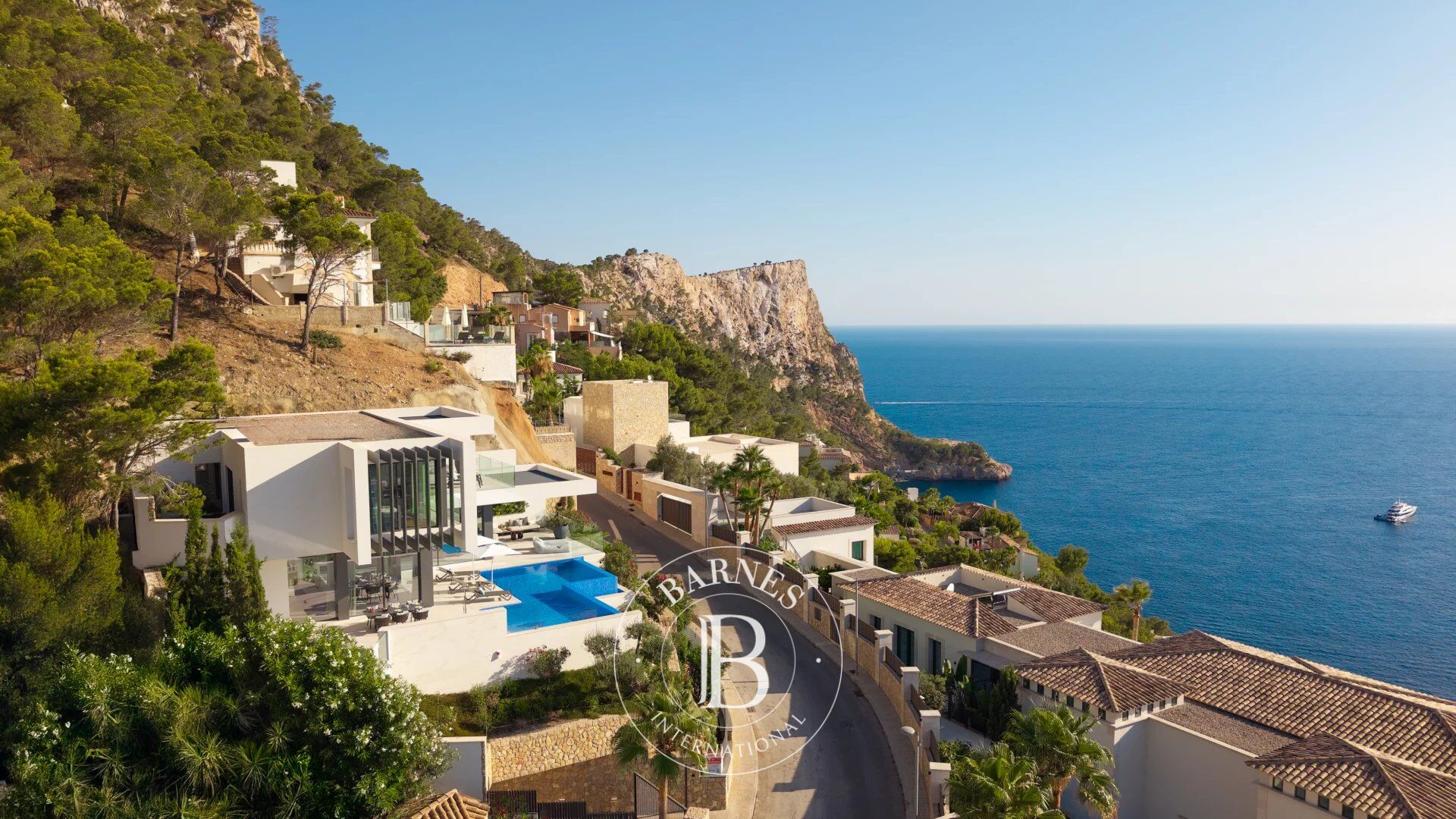 Villa Marimont in Cala Llamp – Außergewöhnliche zeitgenössische Villa mit Panoramablick auf das Meer und den Hafen - picture 2