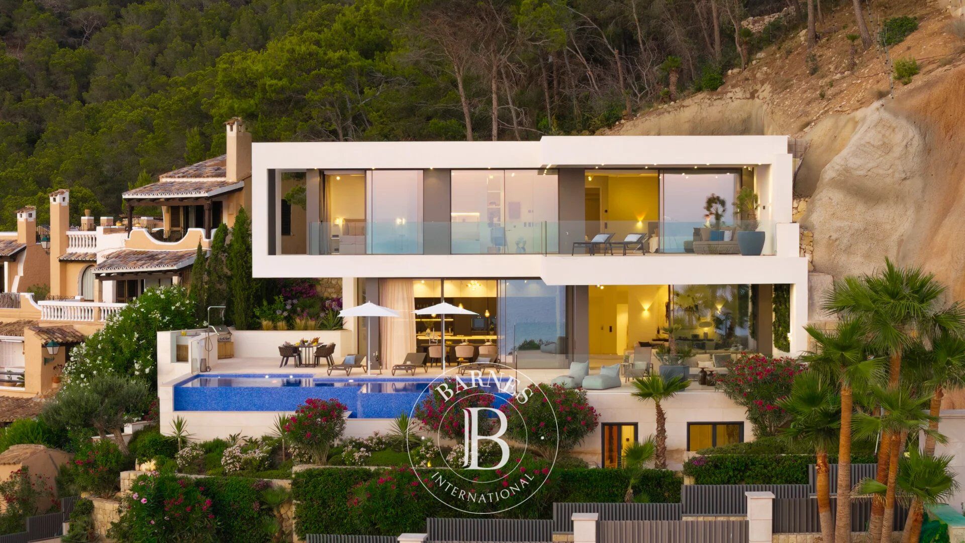 Villa Marimont in Cala Llamp – Außergewöhnliche zeitgenössische Villa mit Panoramablick auf das Meer und den Hafen - picture 1