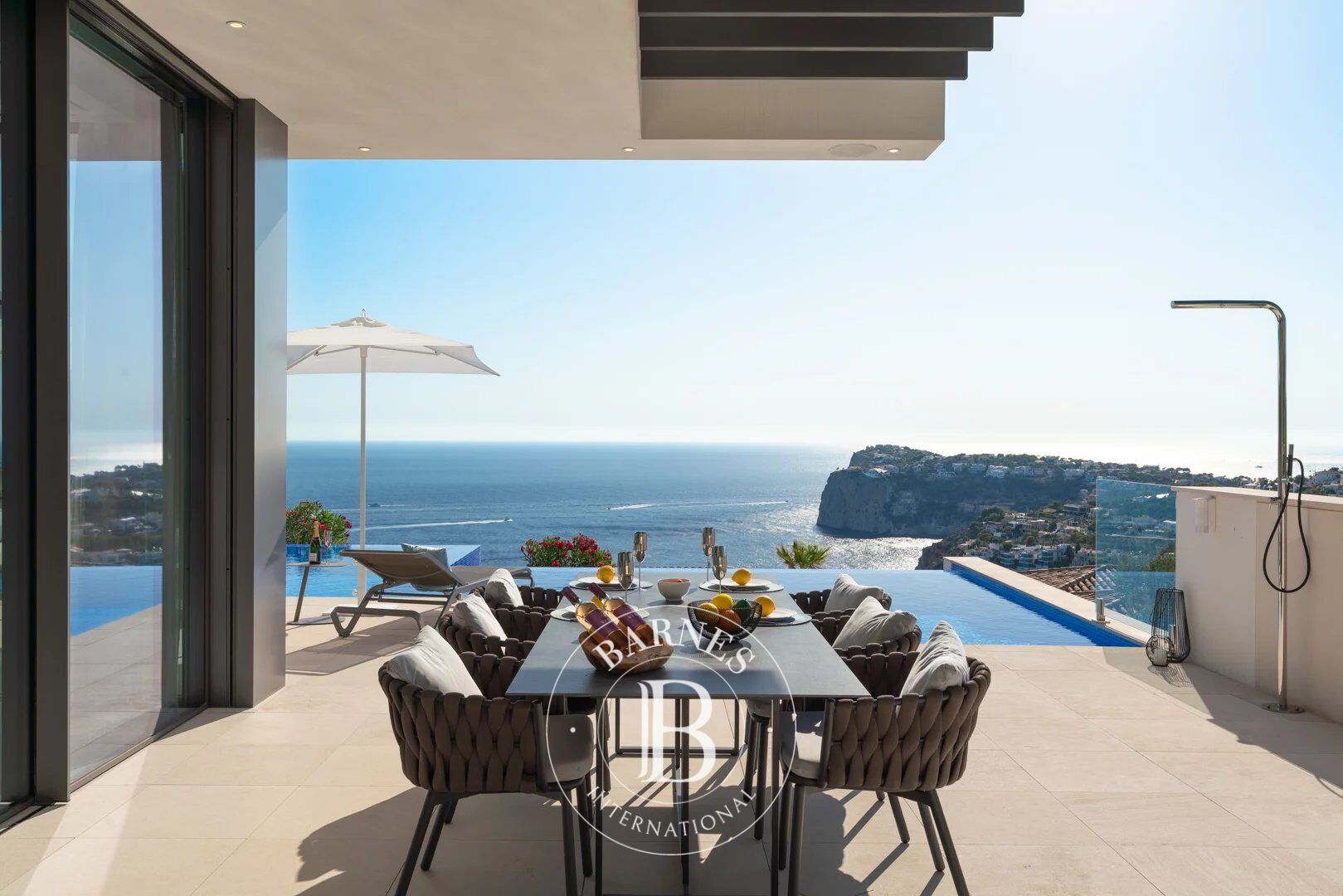 Villa Marimont in Cala Llamp – Außergewöhnliche zeitgenössische Villa mit Panoramablick auf das Meer und den Hafen - picture 3