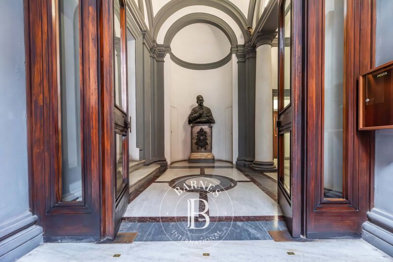 Suggestivo piano nobile con soffitti affrescati