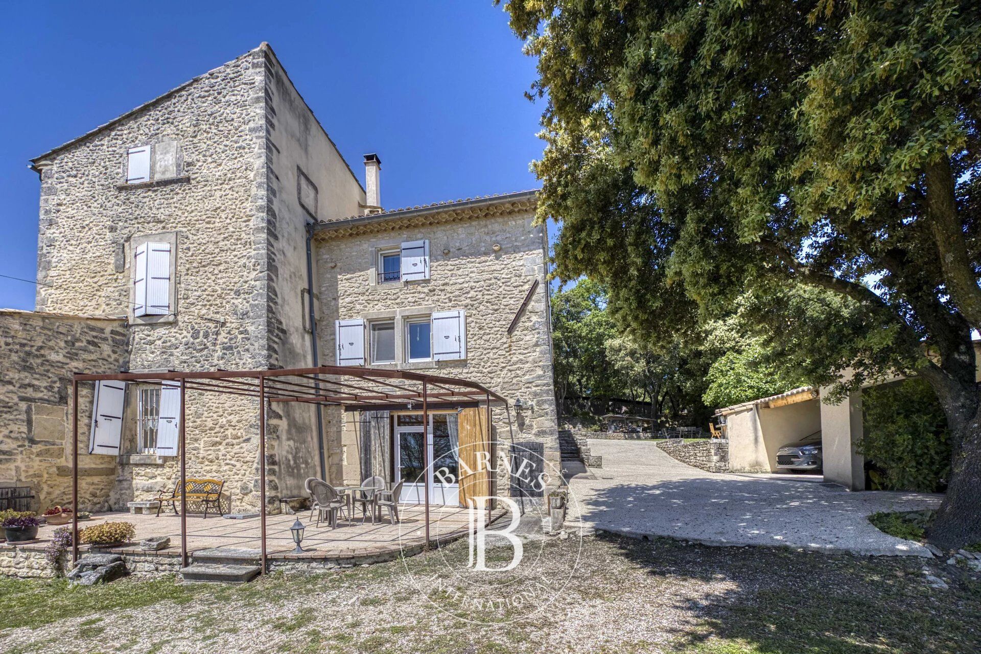 Exclusivité Barnes - Propriété de 16 hectares - Environ 700m2 de bâti - Très belle vue Mont Ventoux - picture 2