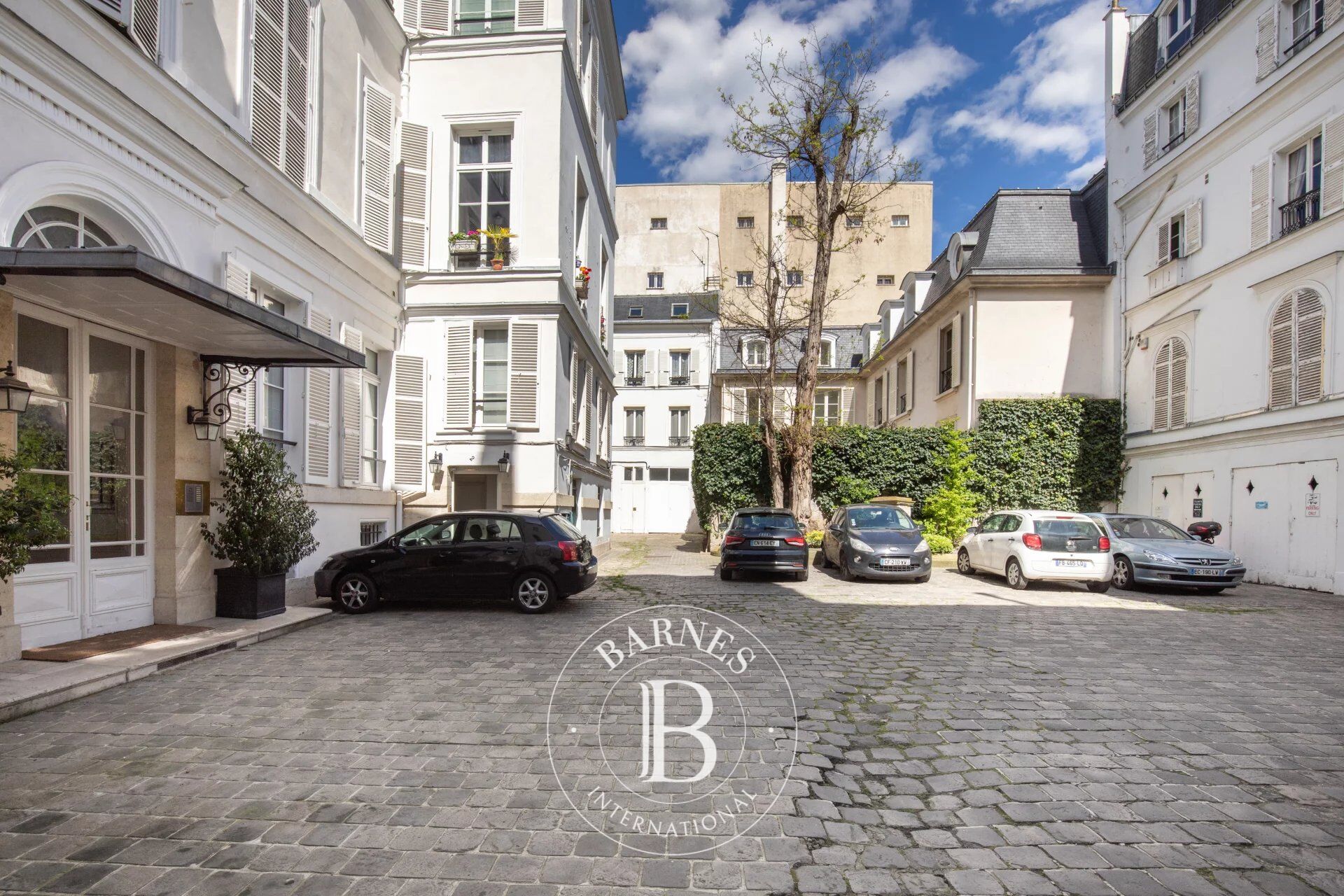 Paris 8th - Avenue Gabriel - 3-bedroom apartment - picture 2