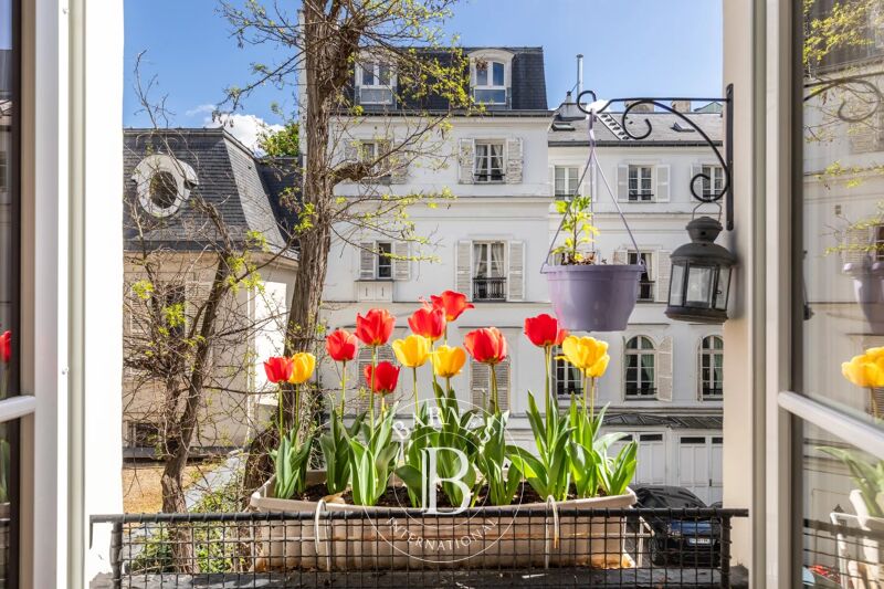 Paris 8th - Avenue Gabriel - 3-bedroom apartment