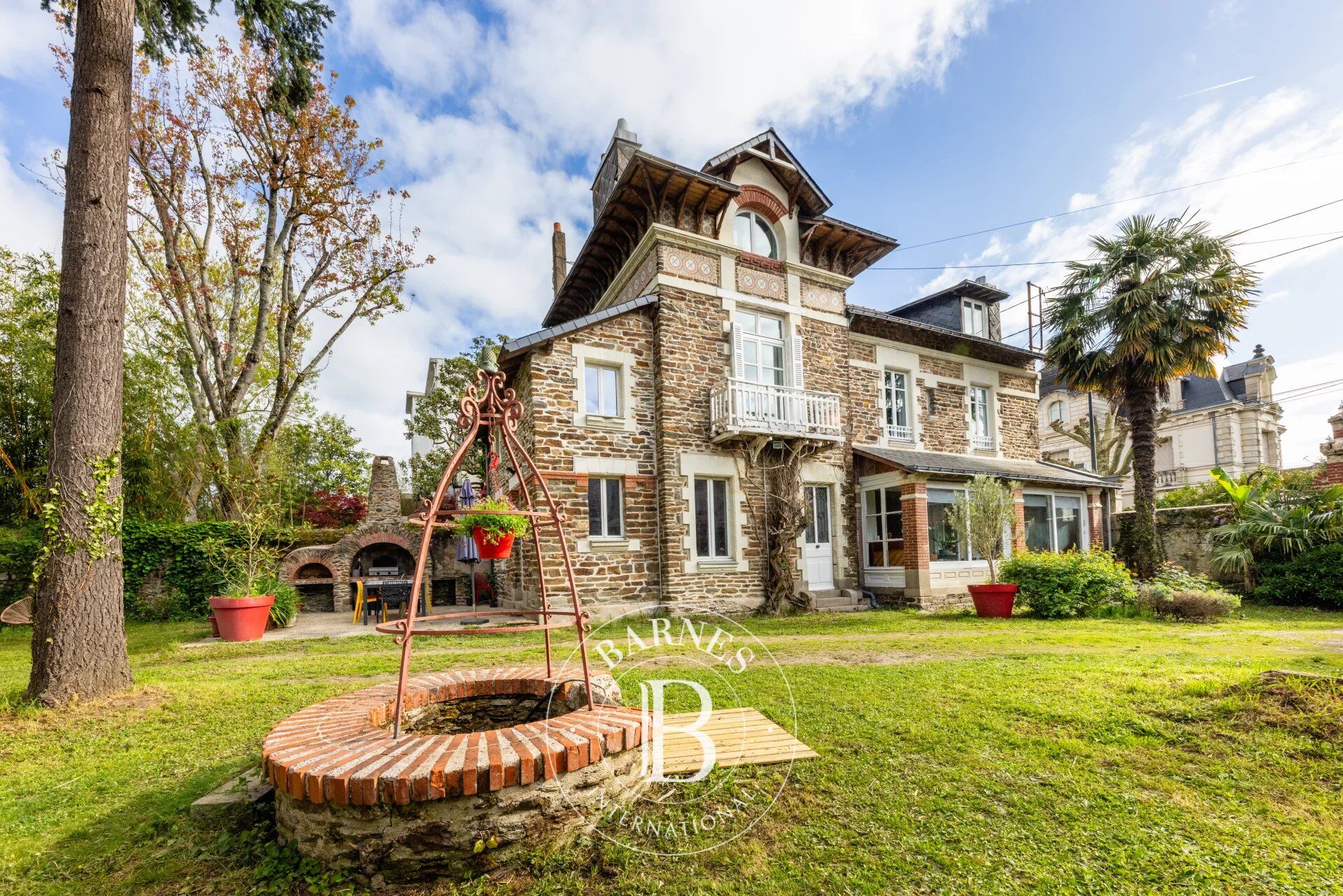 NANTES PERVERIE - 5 bedroom character house with garden and beautiful outbuilding - picture 1