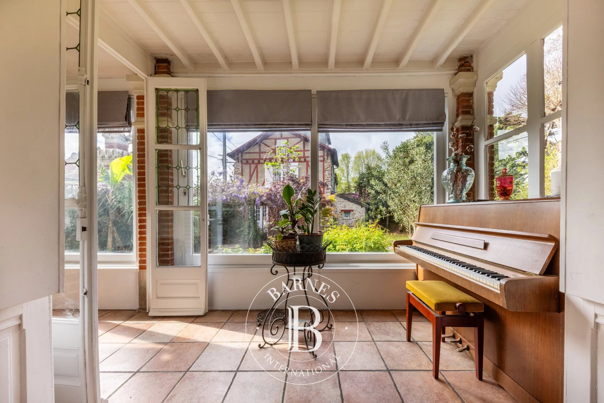 NANTES PERVERIE - 5 bedroom character house with garden and beautiful outbuilding - picture 3