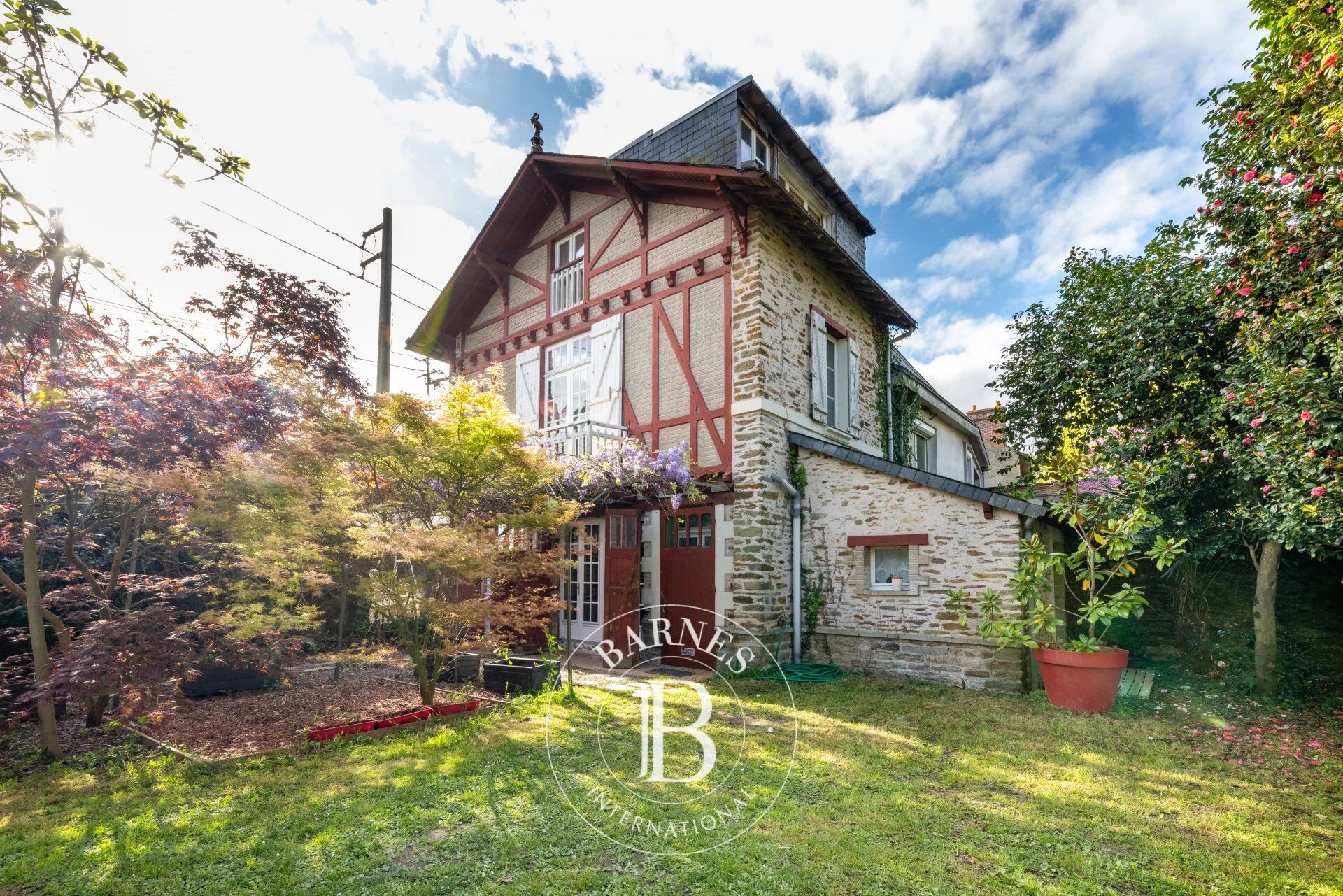 NANTES PERVERIE - 5 bedroom character house with garden and beautiful outbuilding - picture 2