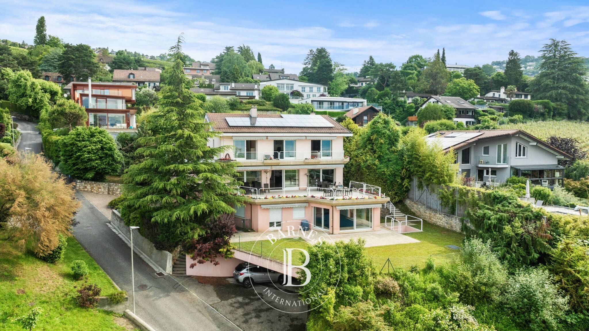 Villa Lutry - picture 1