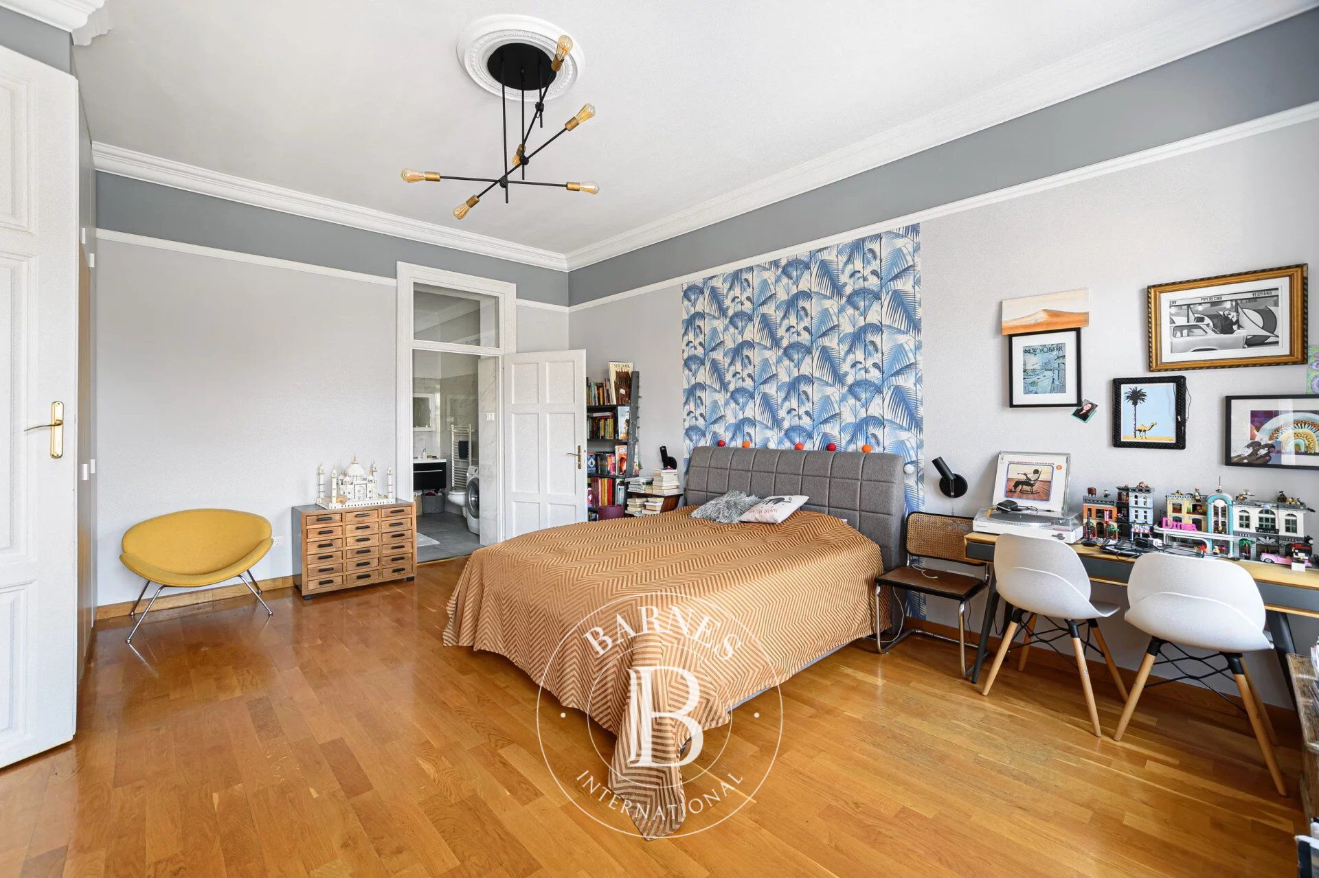 Windows overlooking Károlyi Garden: Parisian atmosphere in the downtown - picture 3