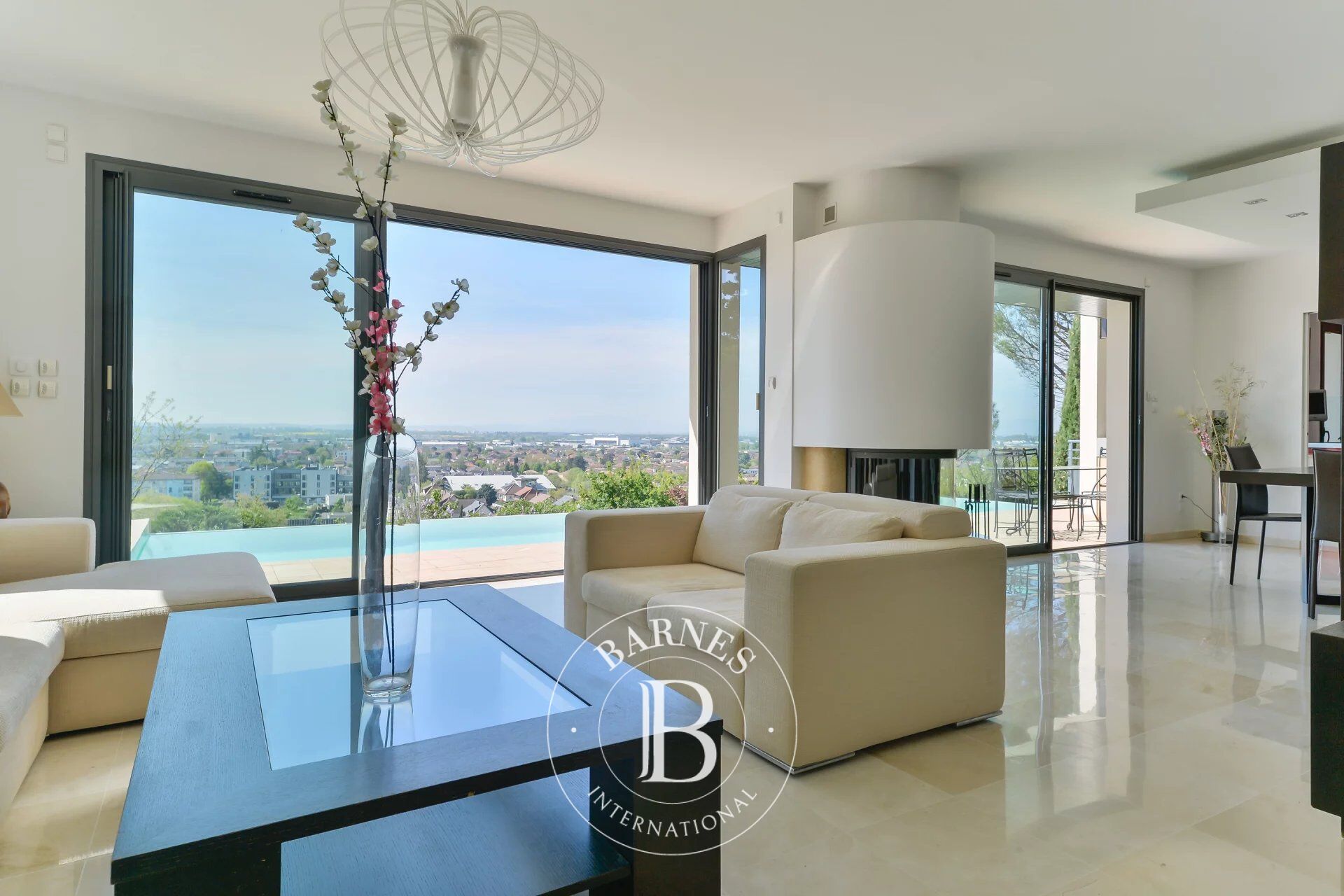 Chassieu - Maison d'architecte d'environ 210 m² - 5 Chambres - Terrasses - Piscine - Terrain 920 m² - Garage - picture 3