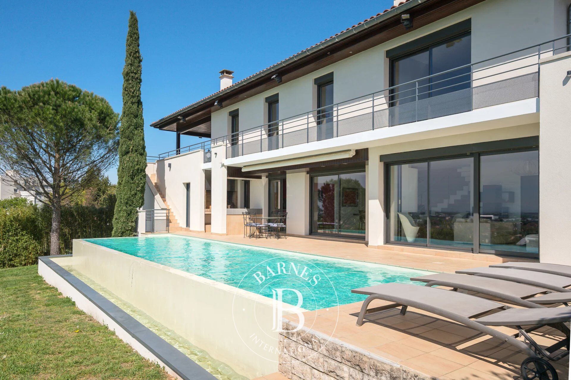 Chassieu - Maison d'architecte d'environ 210 m² - 5 Chambres - Terrasses - Piscine - Terrain 920 m² - Garage - picture 2