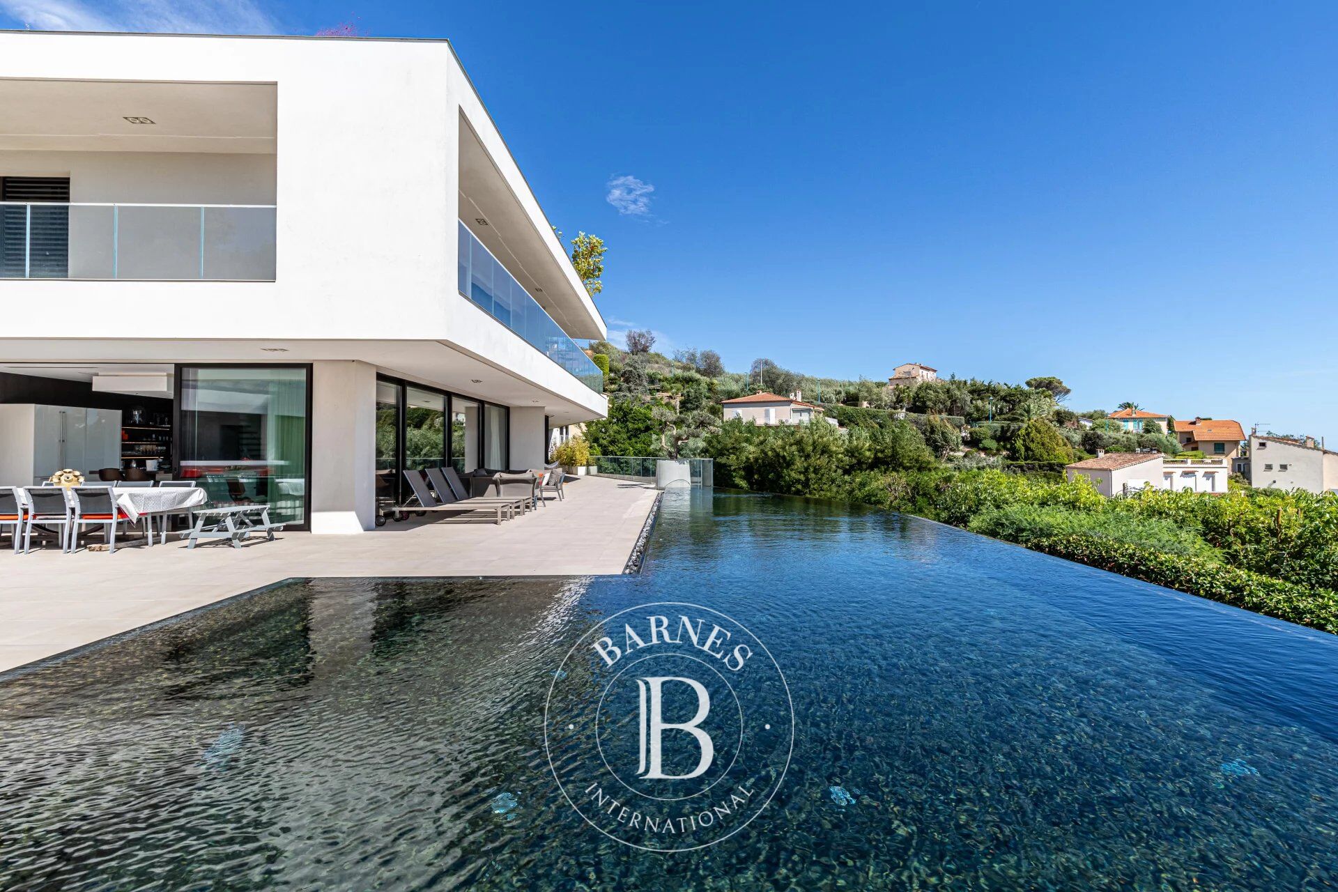 NEAR CANNES - CONTEMPORARY VILLA - 5 BEDROOMS - picture 3