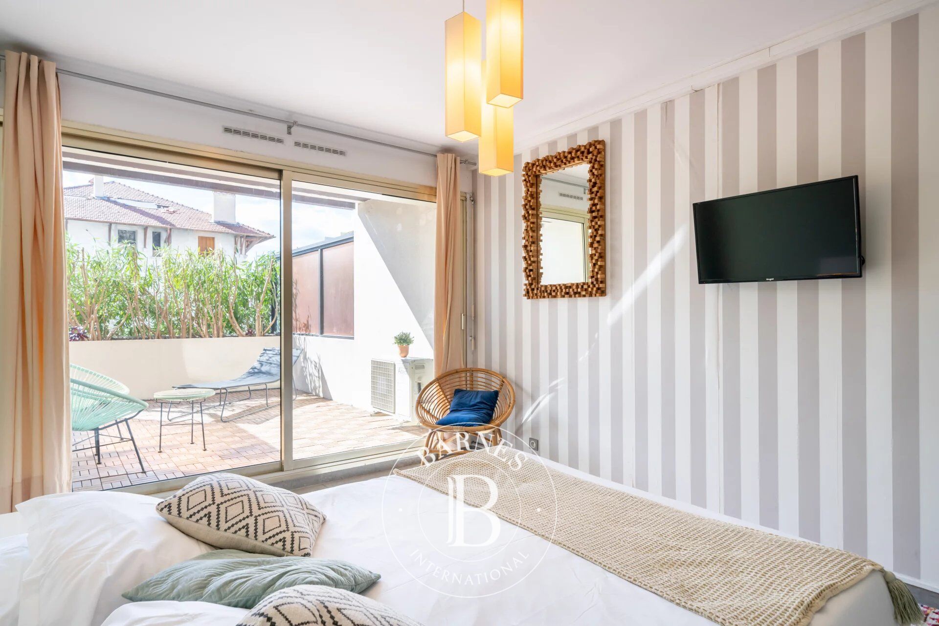 JUAN LES PINS - CENTRE VILLE- STUDIO - GRANDE TERRASSE - picture 2