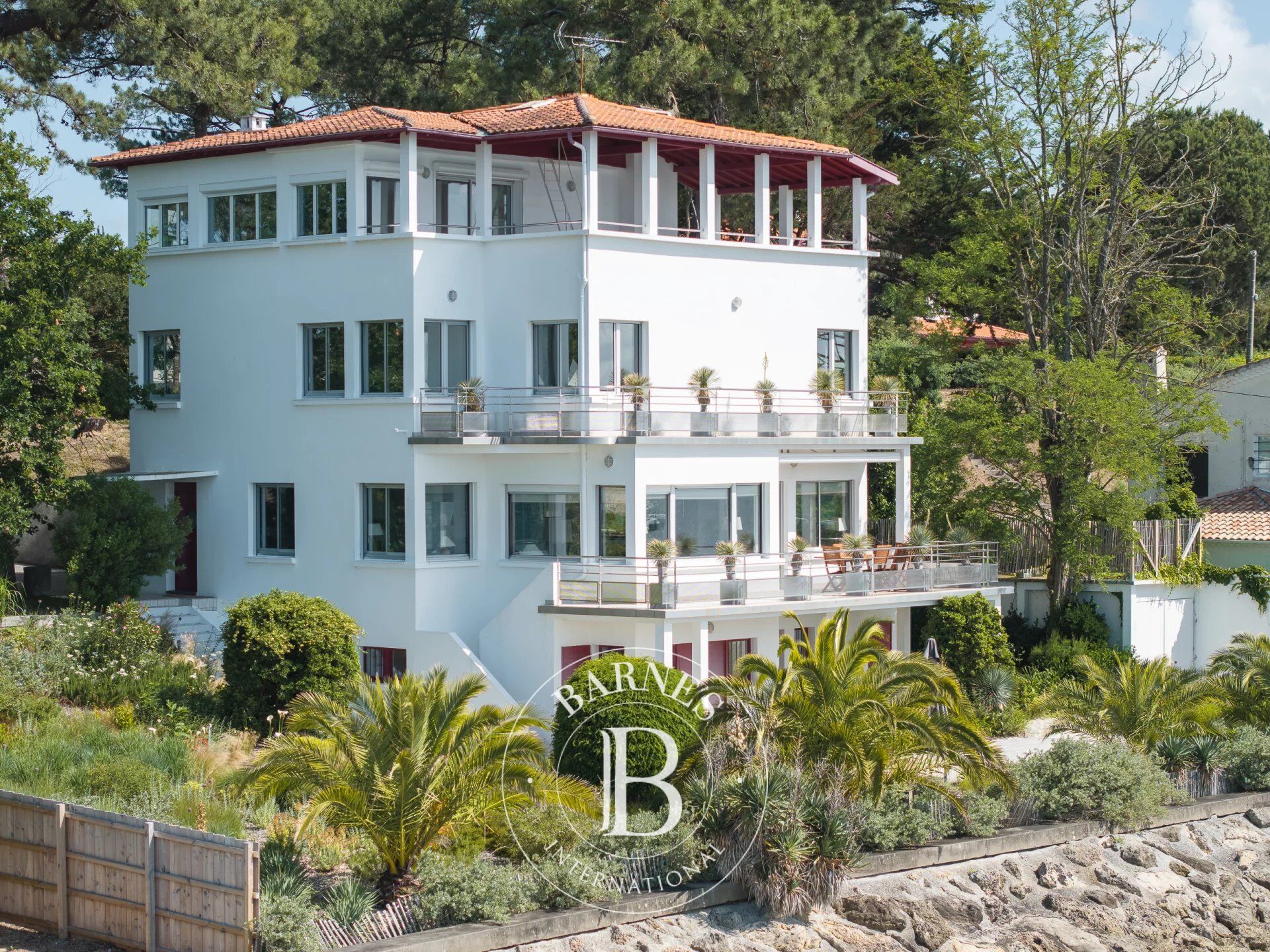 HISTORIC VILLA ON THE FRONT LINE - CAP FERRET - picture 2