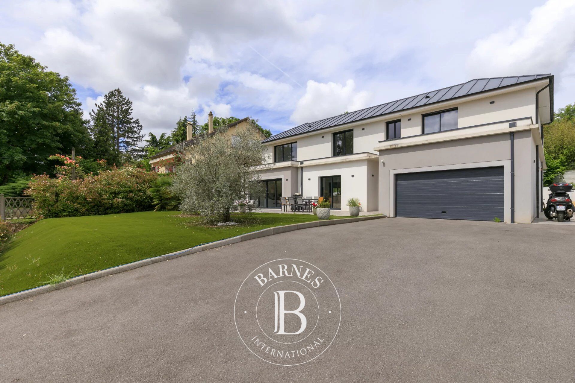 Villiers sur Orge - 235m² (2,530 sq ft) contemporary house - 1,117m² (12,023 sq ft) plot with potential for a pool - Jacuzzi - picture 1