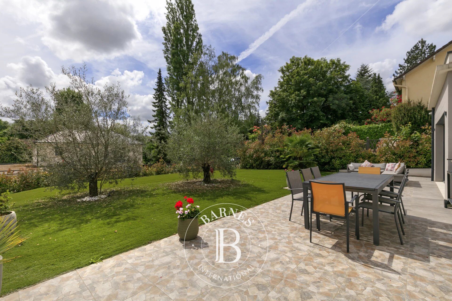 Villiers sur Orge - 235m² (2,530 sq ft) contemporary house - 1,117m² (12,023 sq ft) plot with potential for a pool - Jacuzzi - picture 2