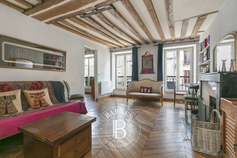 Saint-Germain-en-Laye - Centre - Old-build with large double-sized living room - 2 bedrooms