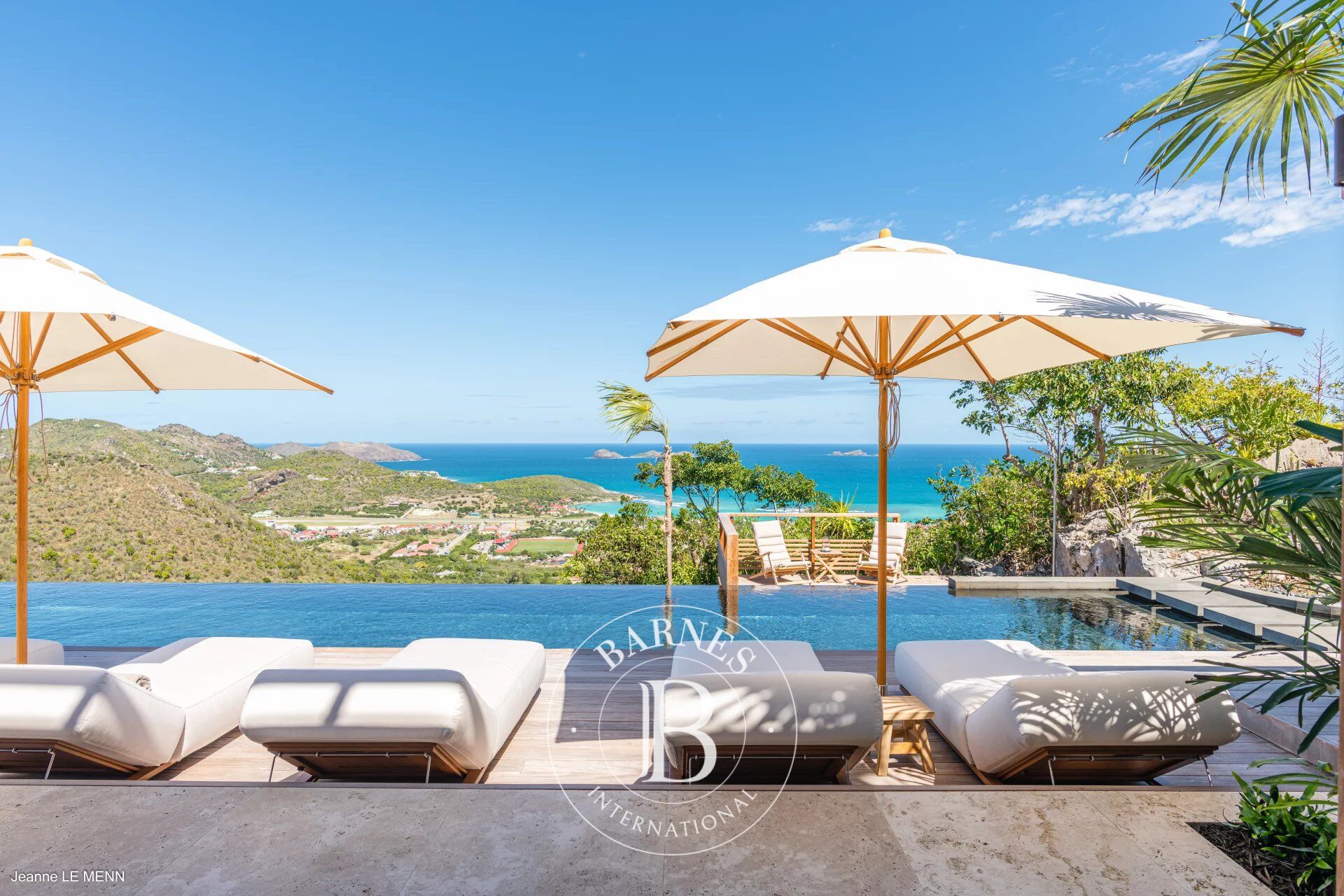 Luxury 4-bedroom villa - picture 1