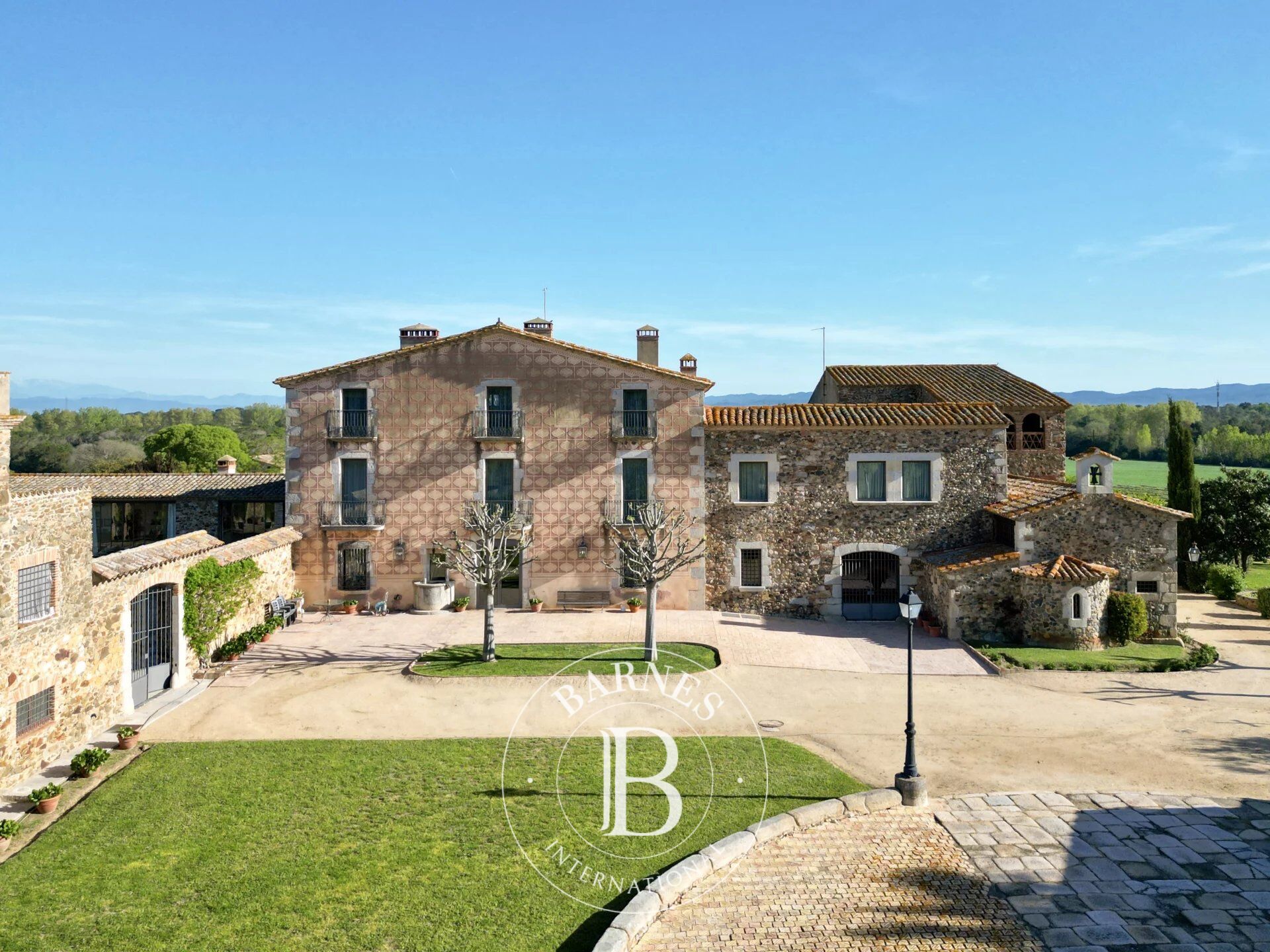 Außergewöhnliche historische Finca mit Olivenhainen in der Nähe von Girona, Costa Brava - picture 1