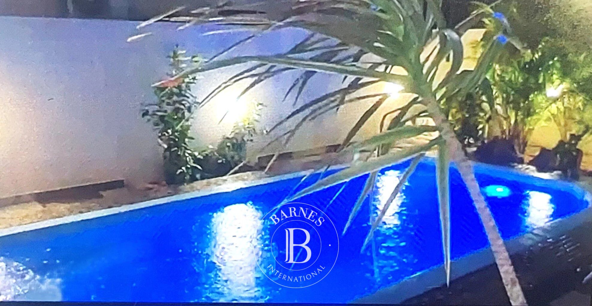 GRAND BAIE – Villa Moderne avec Piscine – 4 Chambres - picture 1