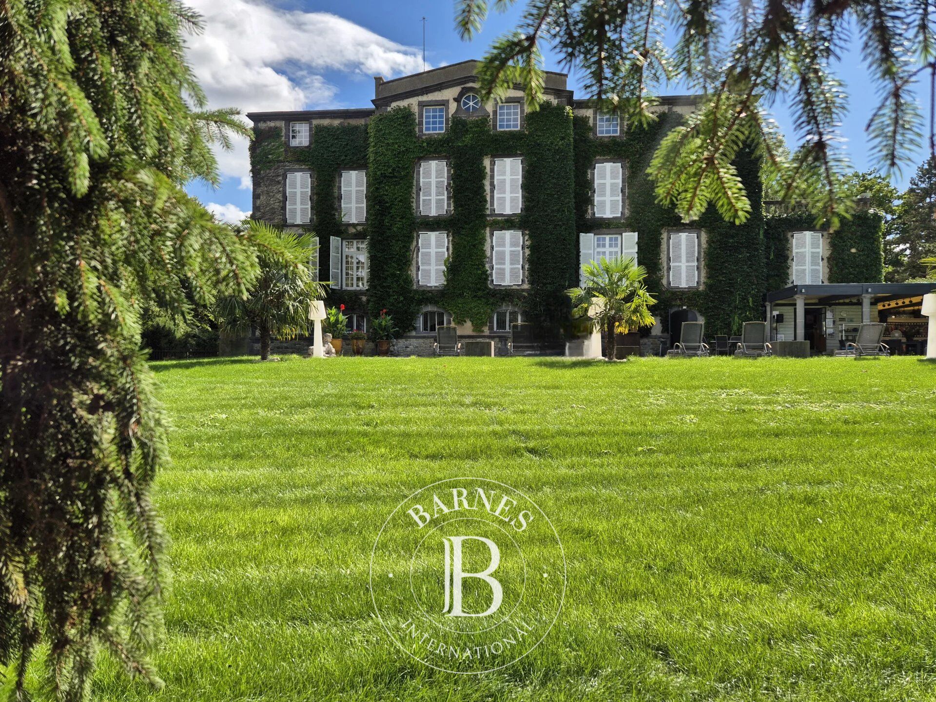 Domaine du XVIIIe siècle avec château et dépendances, idéalement localisé, proche Riom - picture 1