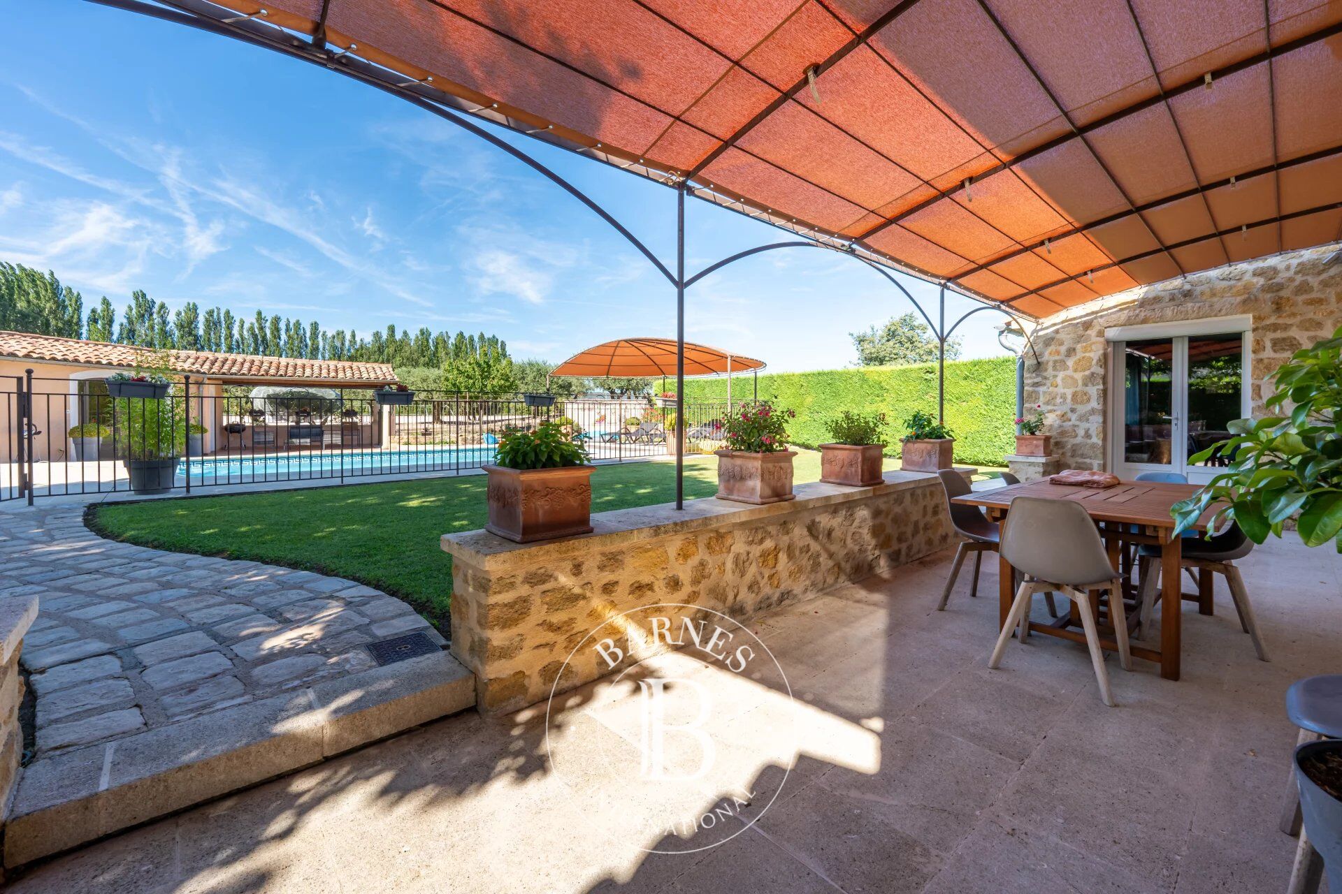 LUBERON – VILLELAURE – MAIN HOUSE 170 SQM + GUEST HOUSE 80 SQM – SWIMMING POOL – GARAGE – LAND 2,911 SQM
