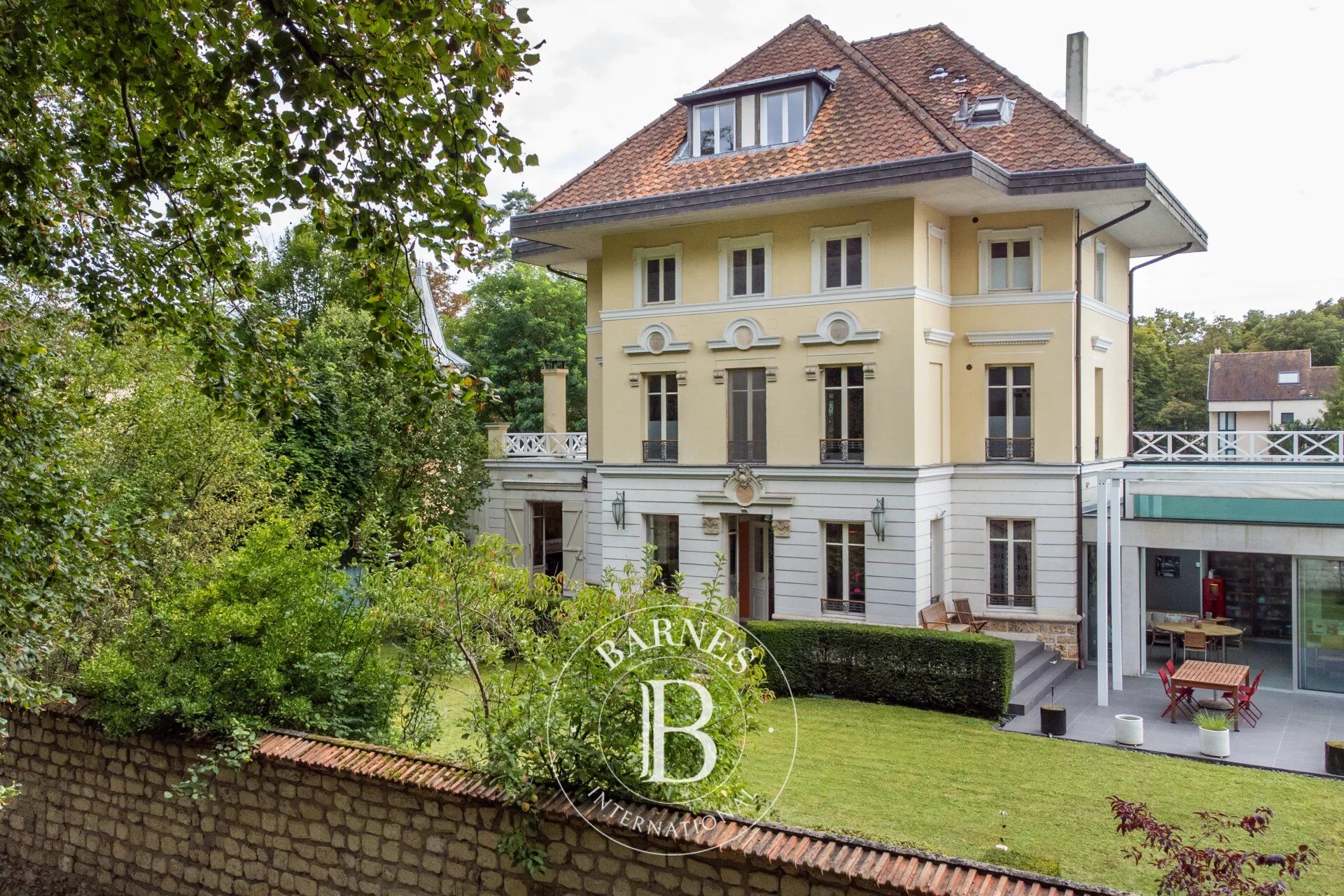 Exclusivité - Propriété d’exception - Saint Germain en Laye - Quartier Forêt (RER A - place du Marché - Tram 13) - Accès privatif à la forêt - 382 m² (436 m² au sol) - terrain de 1313 m² - 4 garages - picture 1