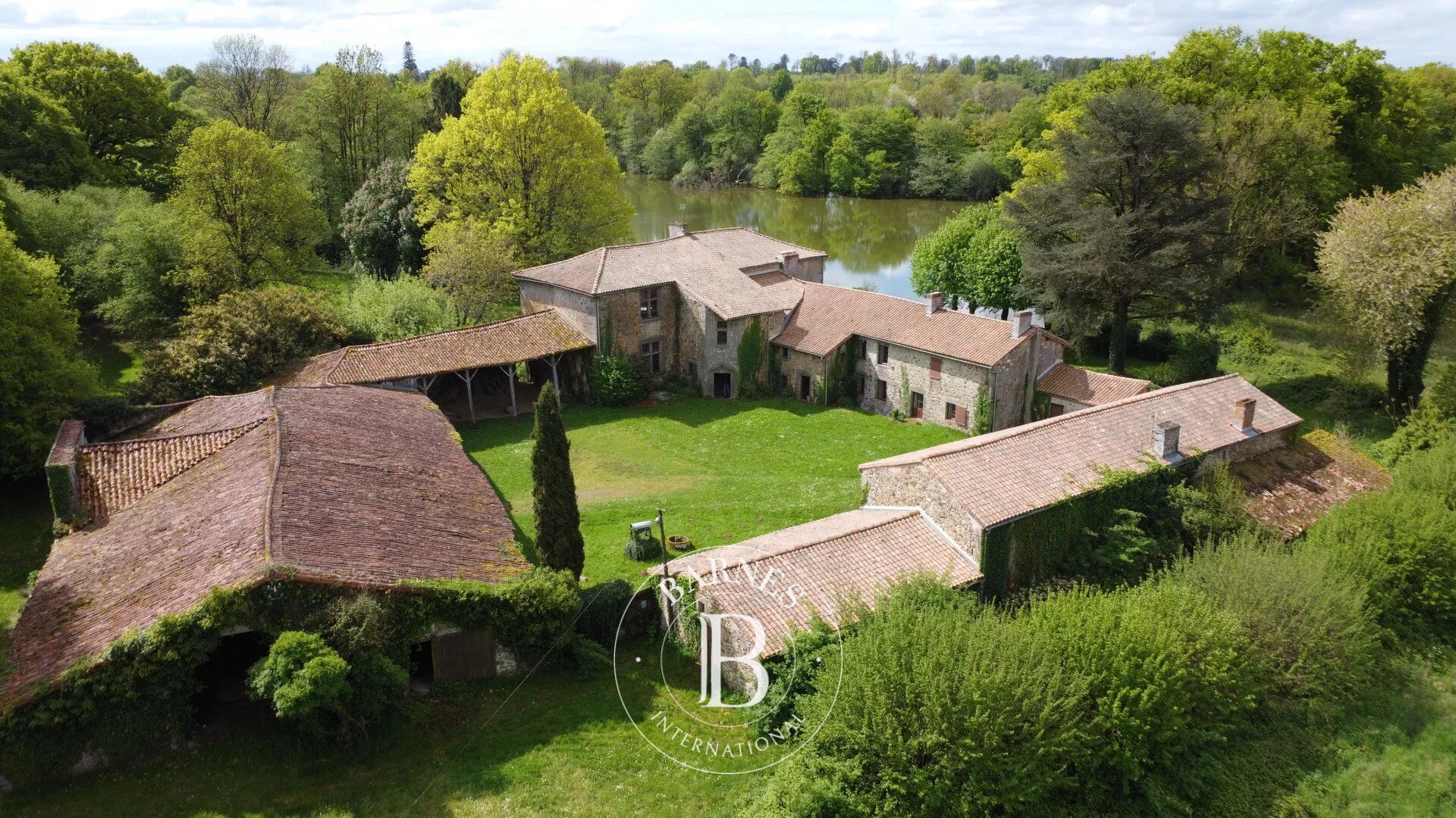 DEUX-SEVRES - Manoir du XIVème siècle - Propriété de 8ha avec étang. - picture 1
