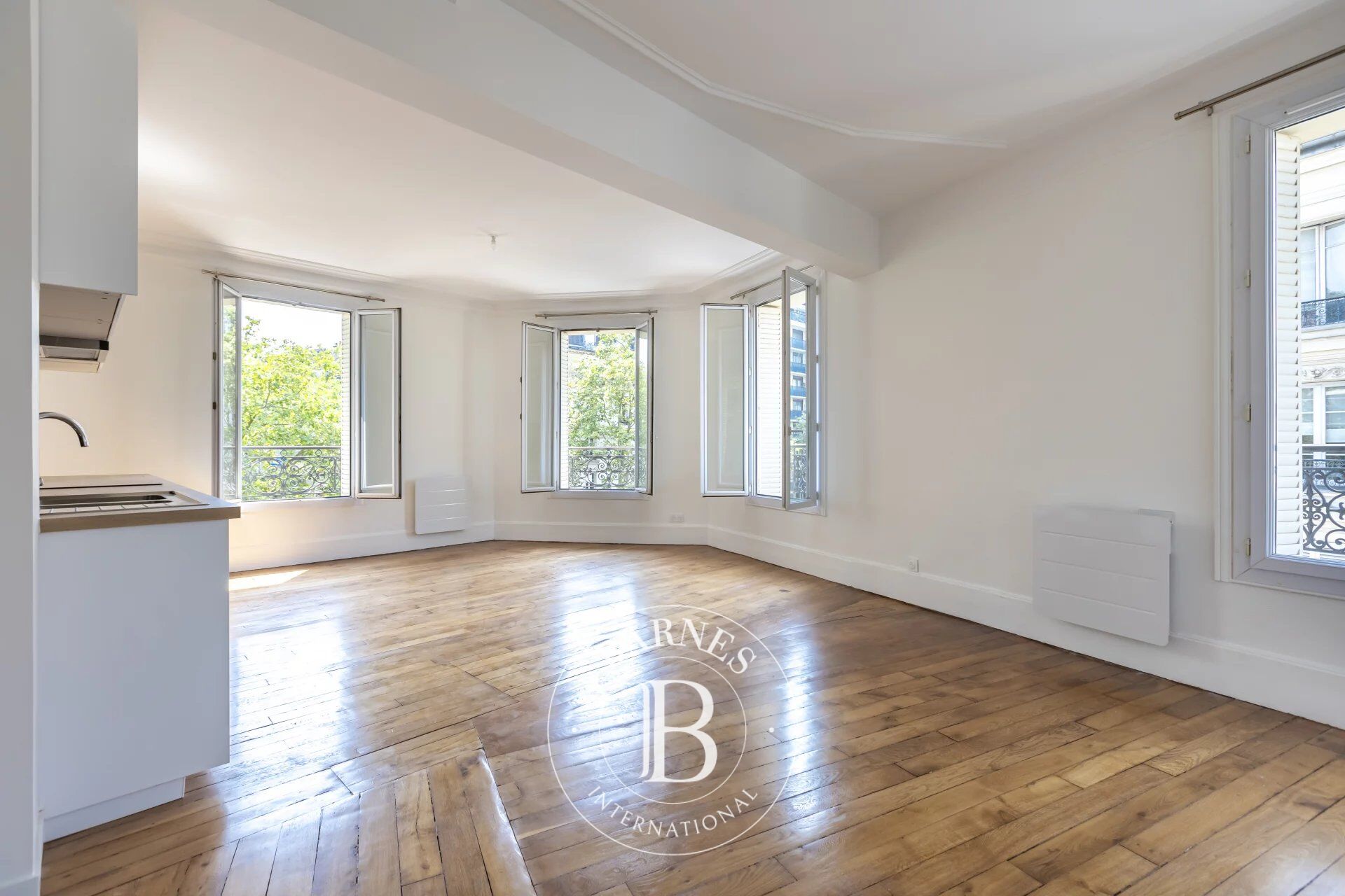 NORTH BOULOGNE - Renovated apartment - 74m² (797 sq ft) - 2 bedrooms - picture 2