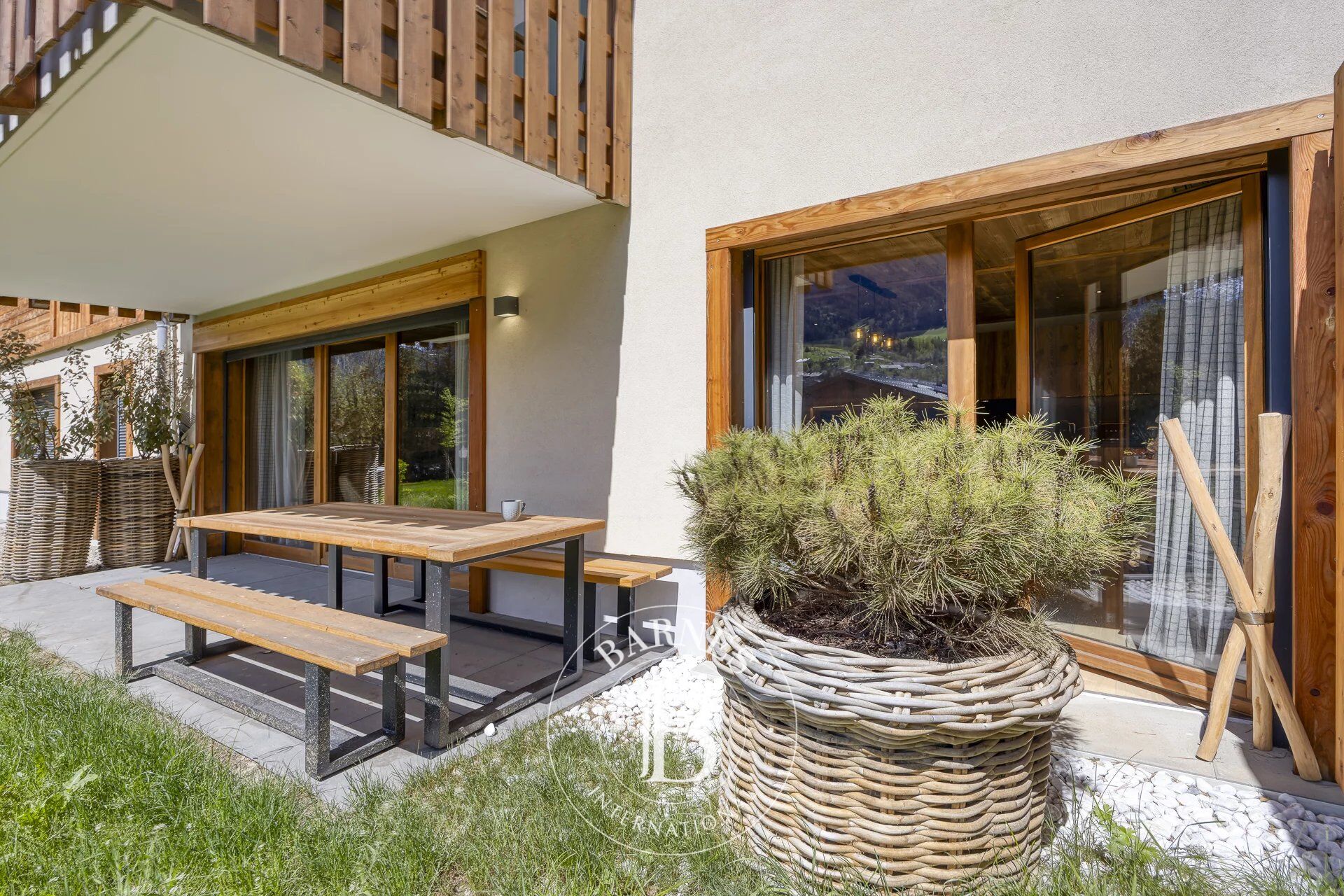 MEGEVE - EXCLUSIVE - MAGNIFICENT 5 ROOM APARTMENT - NEAR VILLAGE CENTER ON FOOT - picture 1