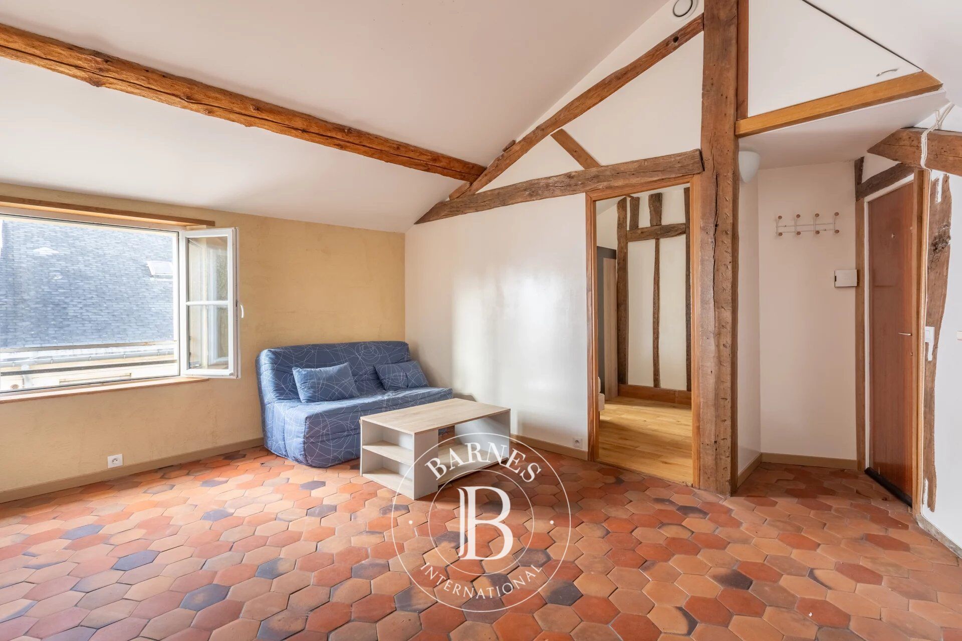 Notre-Dame/Rue de la Paroisse district - Renovated 1/2-bed apartment - Re-rendered building - excellent EPC rating - picture 3