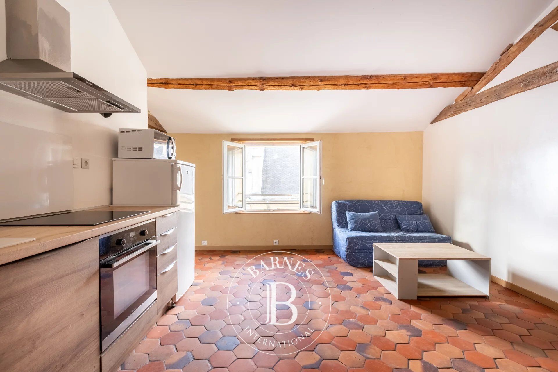 Notre-Dame/Rue de la Paroisse district - Renovated 1/2-bed apartment - Re-rendered building - excellent EPC rating - picture 2