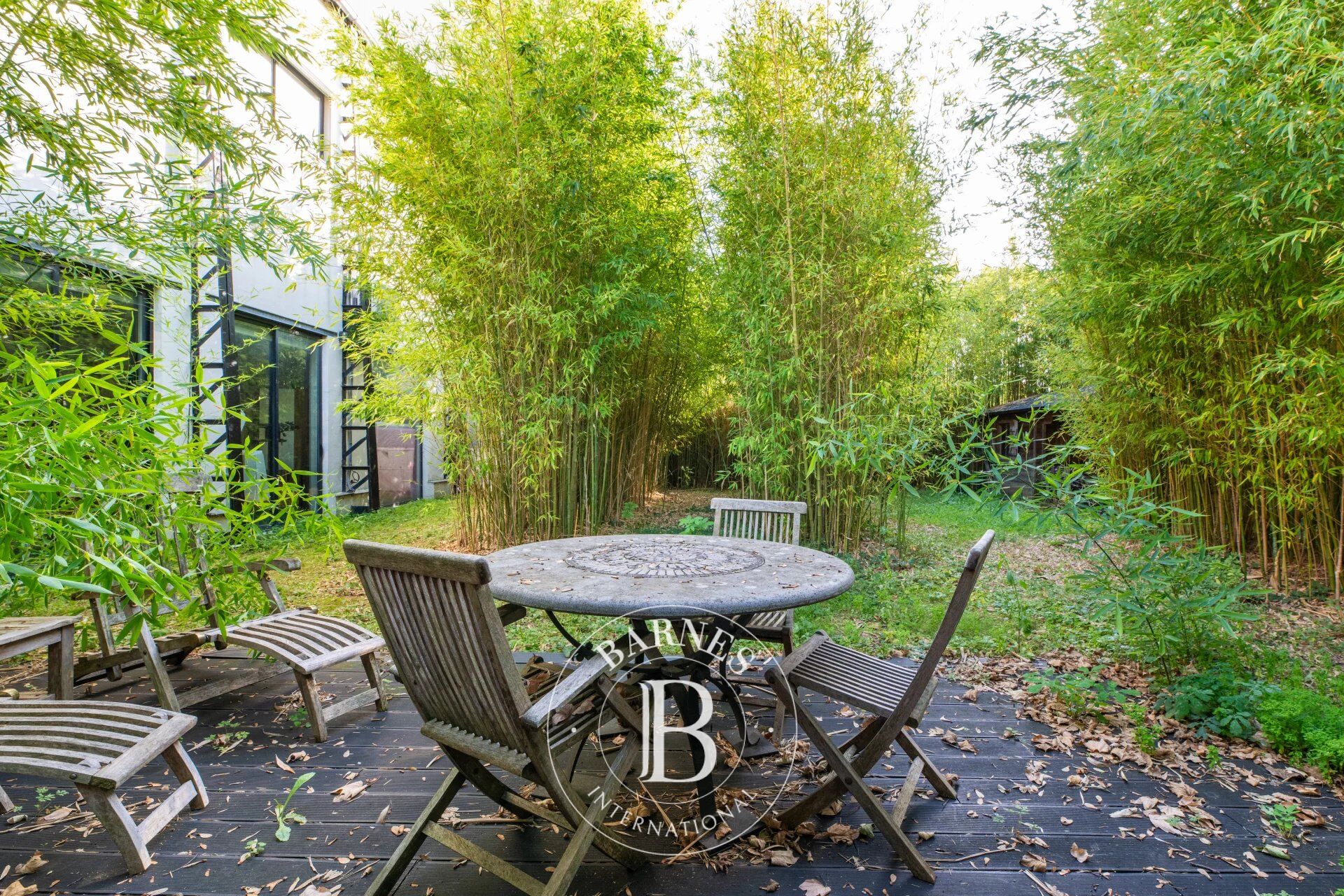 390m² (4,198 sq ft) 3-bed loft - picture 2