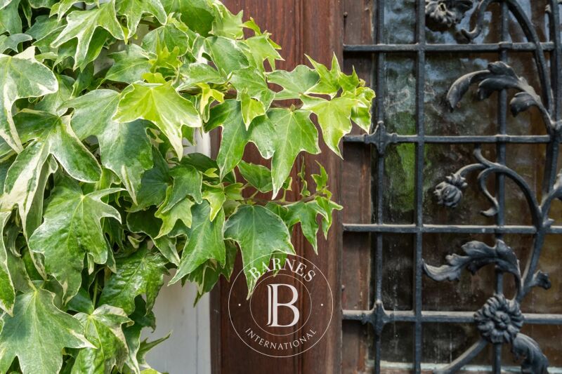 Versailles Porchefontaine - 125m² (2,368 sq ft) house to renovate - 3 or 4 bedrooms - Garden - Garage - Sought-after location.