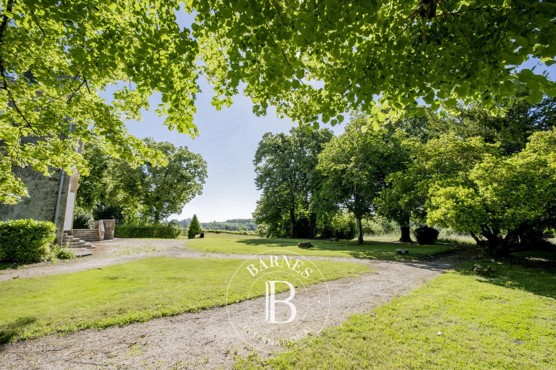 Propriété de 4,2ha -  Maison de 420 m² - Dépendances - Cadre exceptionnel - picture 2