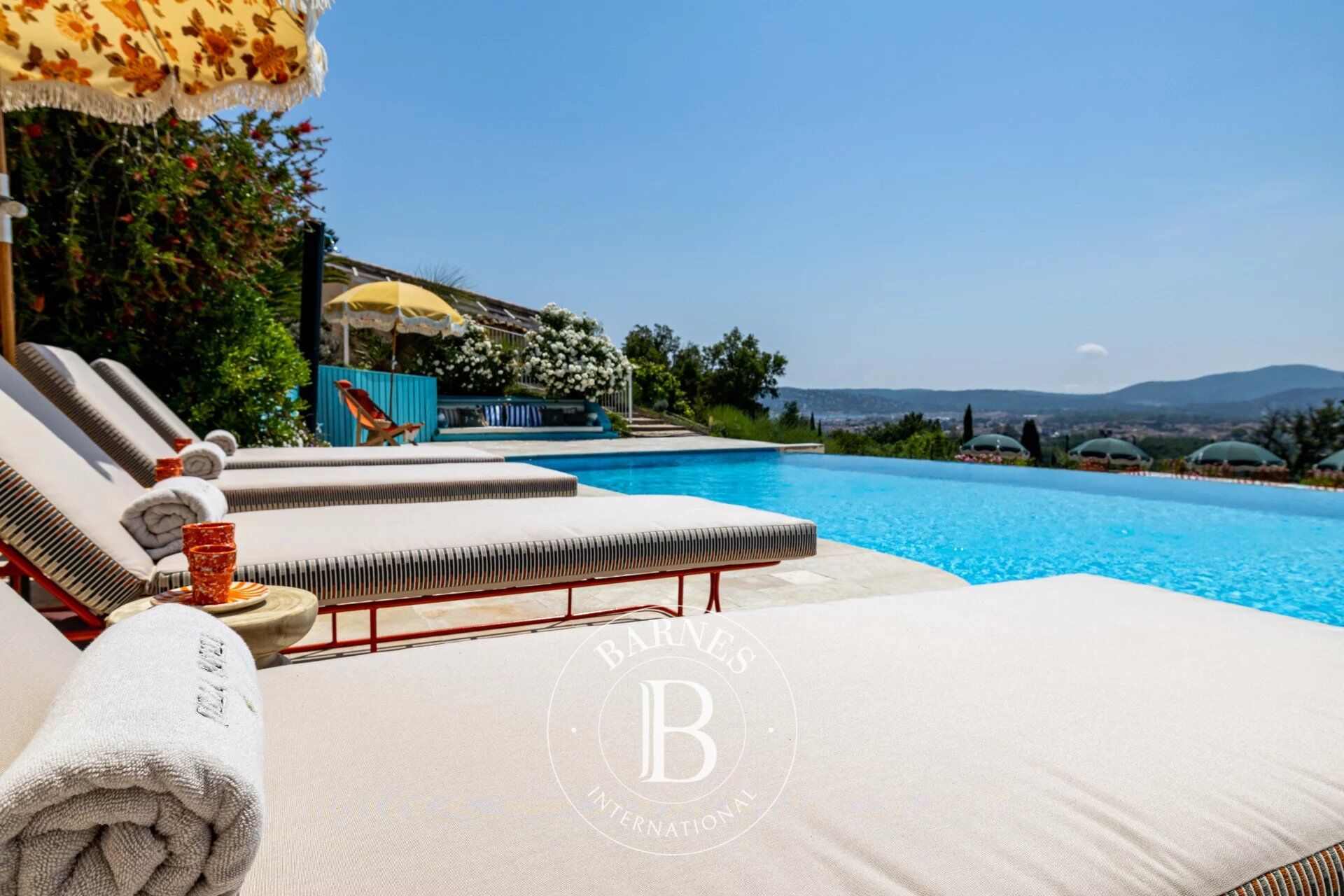 LOCATION SAISONNIÈRE - GOLFE DE SAINT-TROPEZ / GRIMAUD - PROPRIÉTÉ 13 CHAMBRES - PISCINE - TERRAIN DE PADEL - picture 3