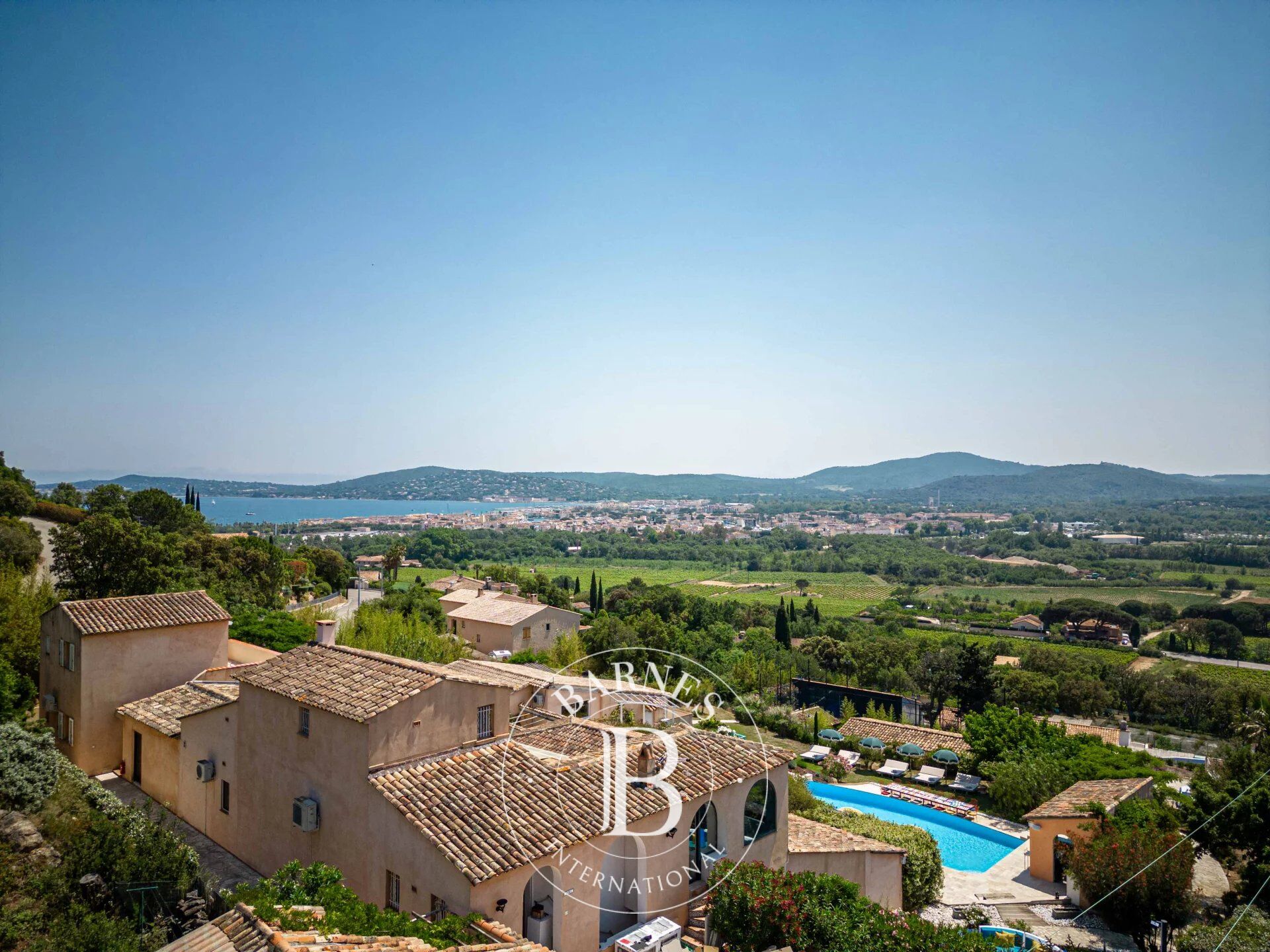 ALQUILER DE TEMPORADA - GOLFE DE SAINT-TROPEZ / GRIMAUD - PROPIEDAD DE 13 HABITACIONES - PISCINA - PISTA DE PADEL - picture 3