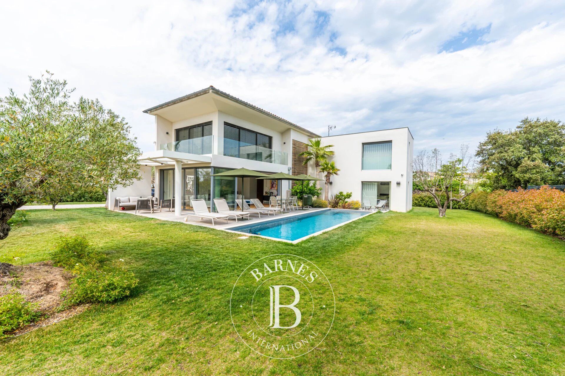 AIX EN PROVENCE - EXCLUSIVITE - VILLA CONTEMPORAINE - 210M² - 4 CHAMBRES - PISCINE - GARAGE -CALME - picture 2