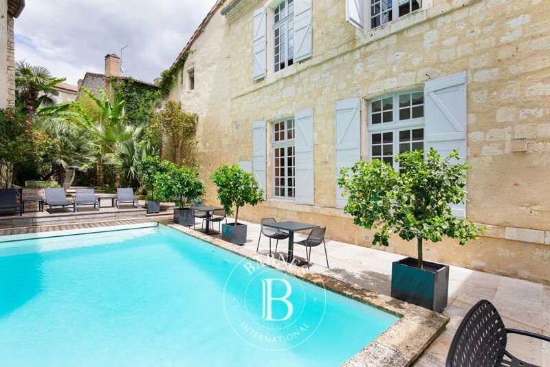 LECTOURE, 17th CENTURY PRIVATE MANSION WITH GARDEN AND SWIMMING POOL