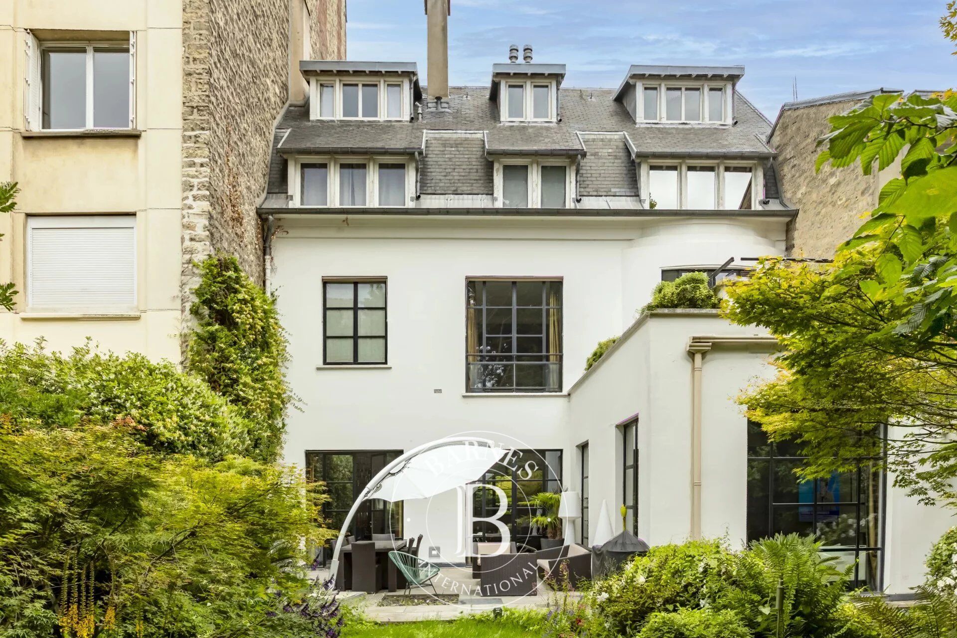 Neuilly - Voie privée - Bel hôtel particulier - Volumes remarquables - picture 2