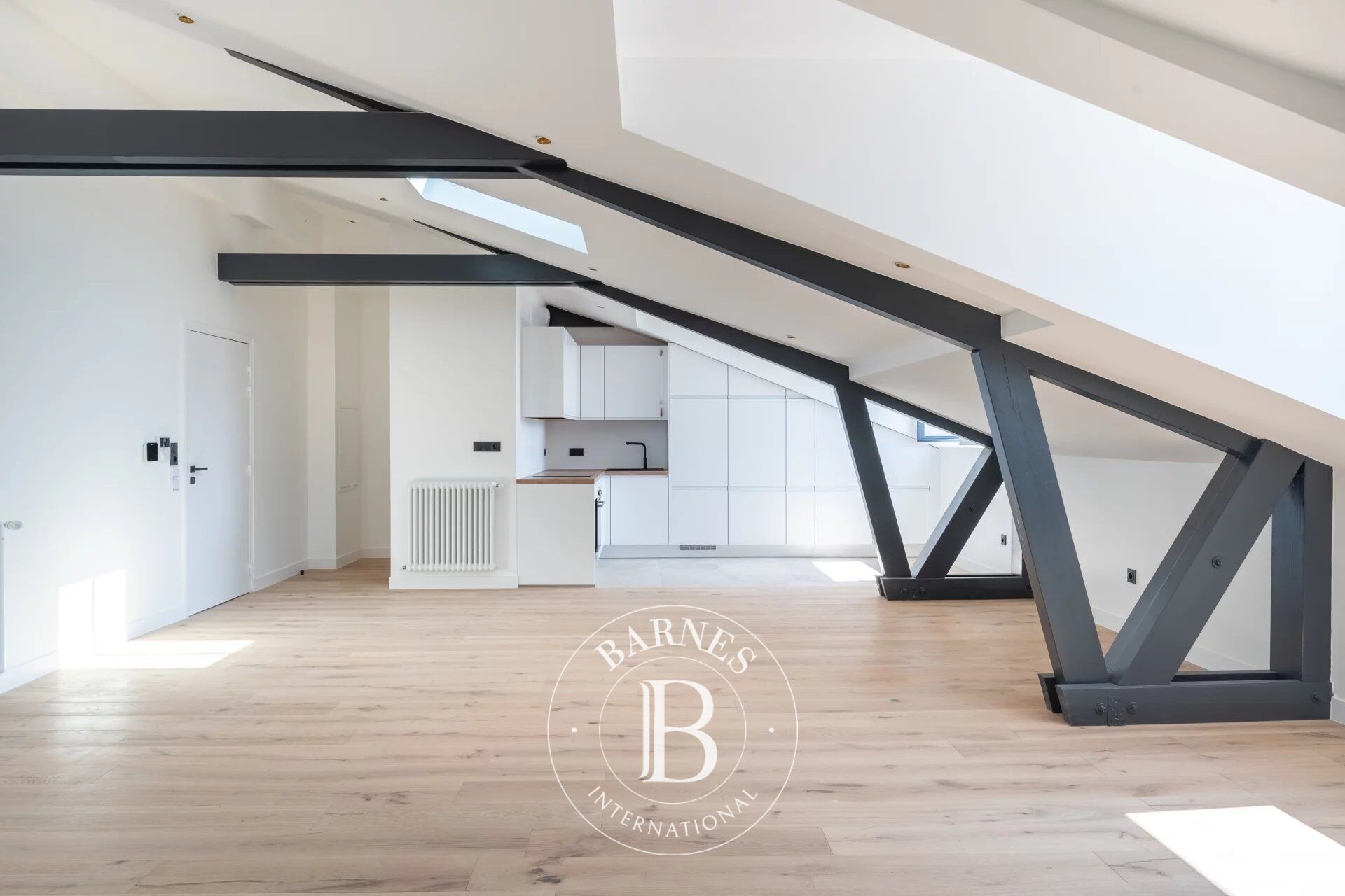 Saint-Germain-en-Laye - Centre ville - Rénovation par architecte - Appartement 3 pièces (2 chambres) - picture 2