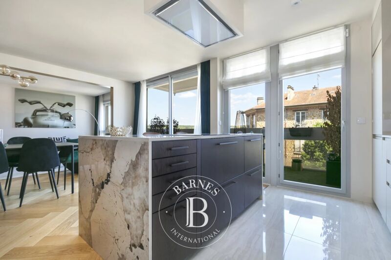 Le Chesnay edge of Versailles - Superb apartment renovated in 2021 - 3-bed - Balcony - Parking - Town centre - Lift