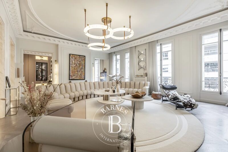 Paris 8th Monceau Park - Luxuriously renovated apartment - 4 bedrooms.