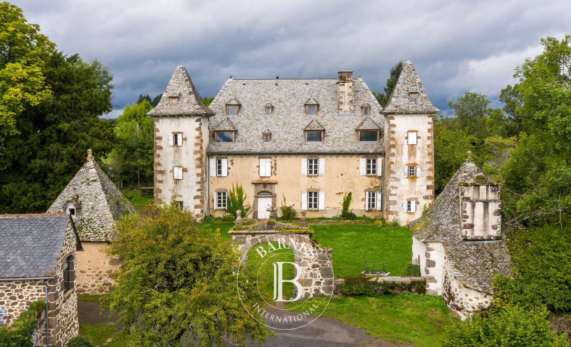 Exceptional Château at the Border of Cantal and Aveyron - picture 1