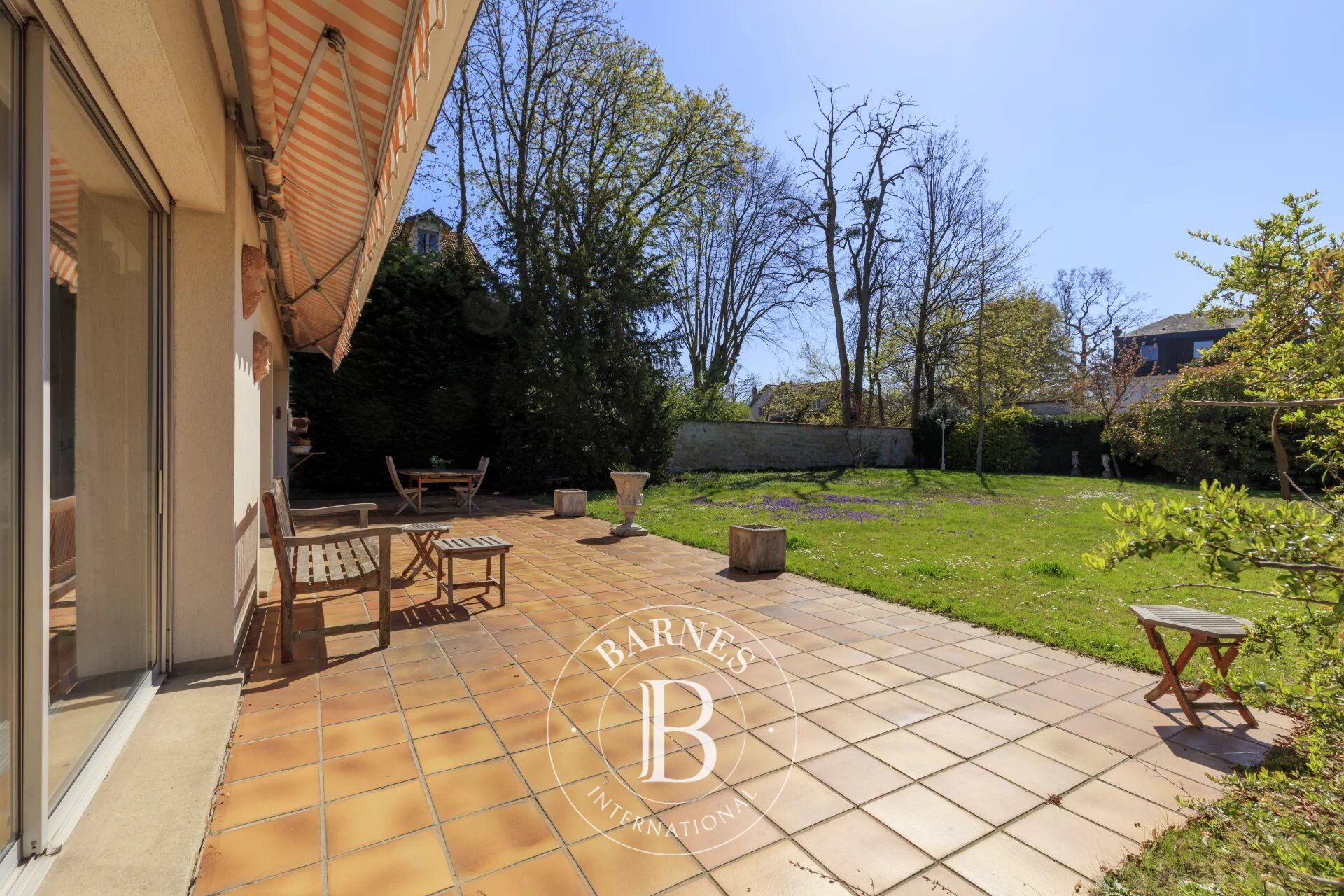 7 MINUTES FROM THE RER - 203M² (2,185 SQ FT) HOUSE + BASEMENT - INDOOR SWIMMING POOL - picture 2