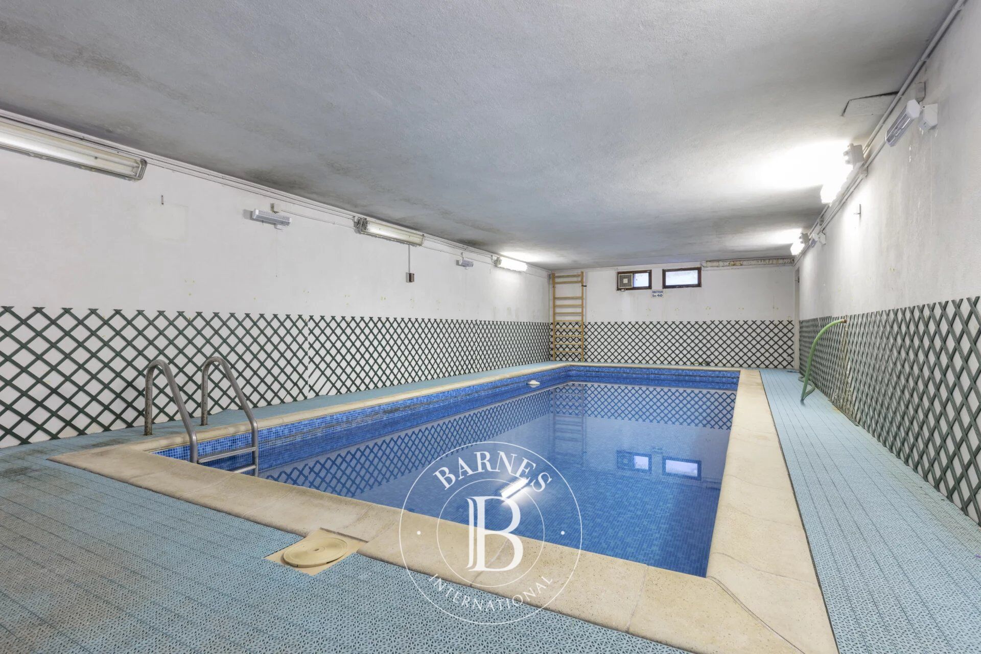 7 MINUTES FROM THE RER - 203M² (2,185 SQ FT) HOUSE + BASEMENT - INDOOR SWIMMING POOL - picture 3