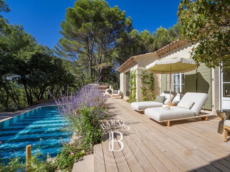 LOURMARIN – RENOVATED PROPERTY OF 2,370 SQ FT – 5 BEDROOMS – SWIMMING POOL – 1.2 ACRE LAND
