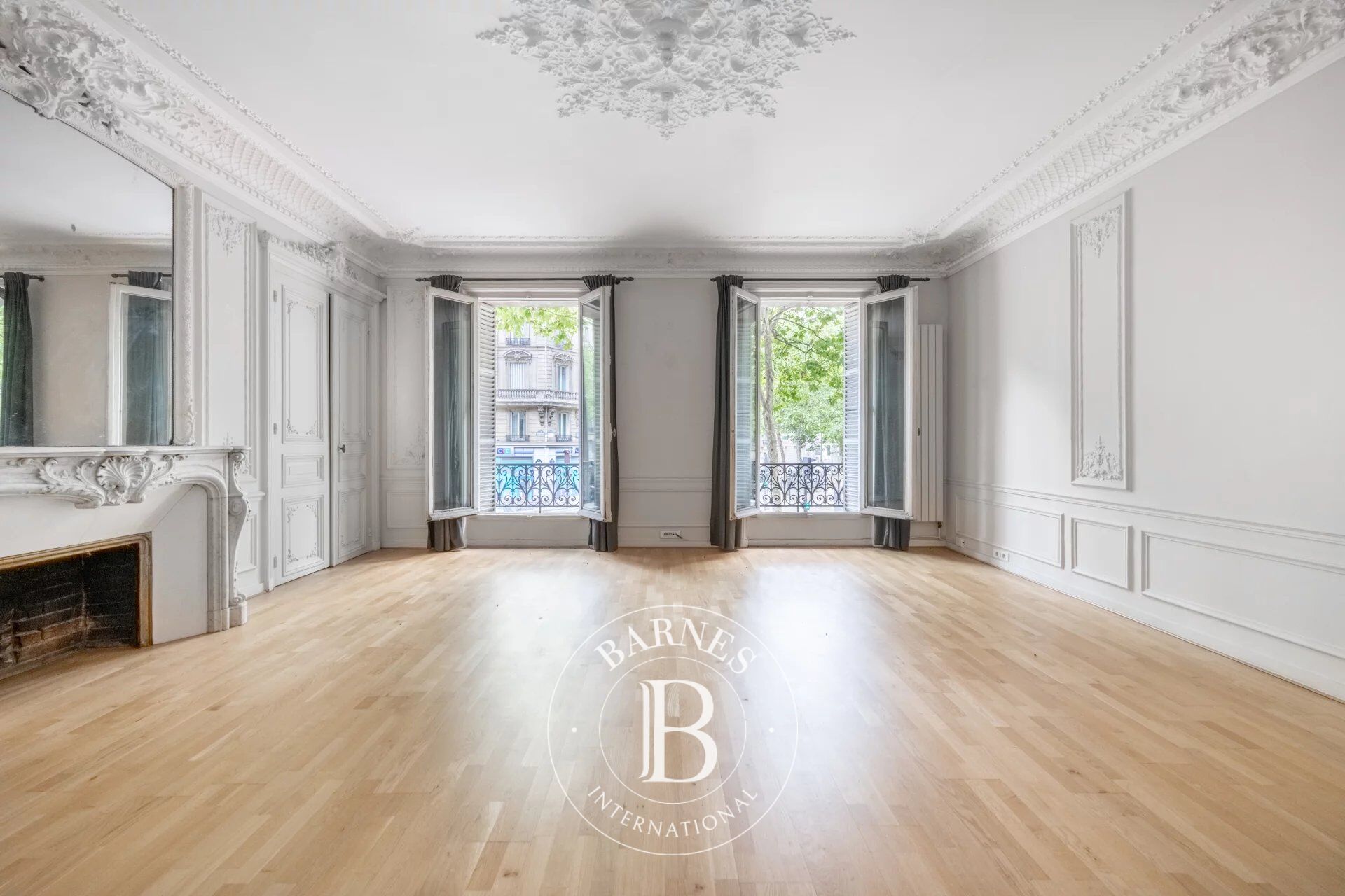 Piso Paris 8ème - picture 3