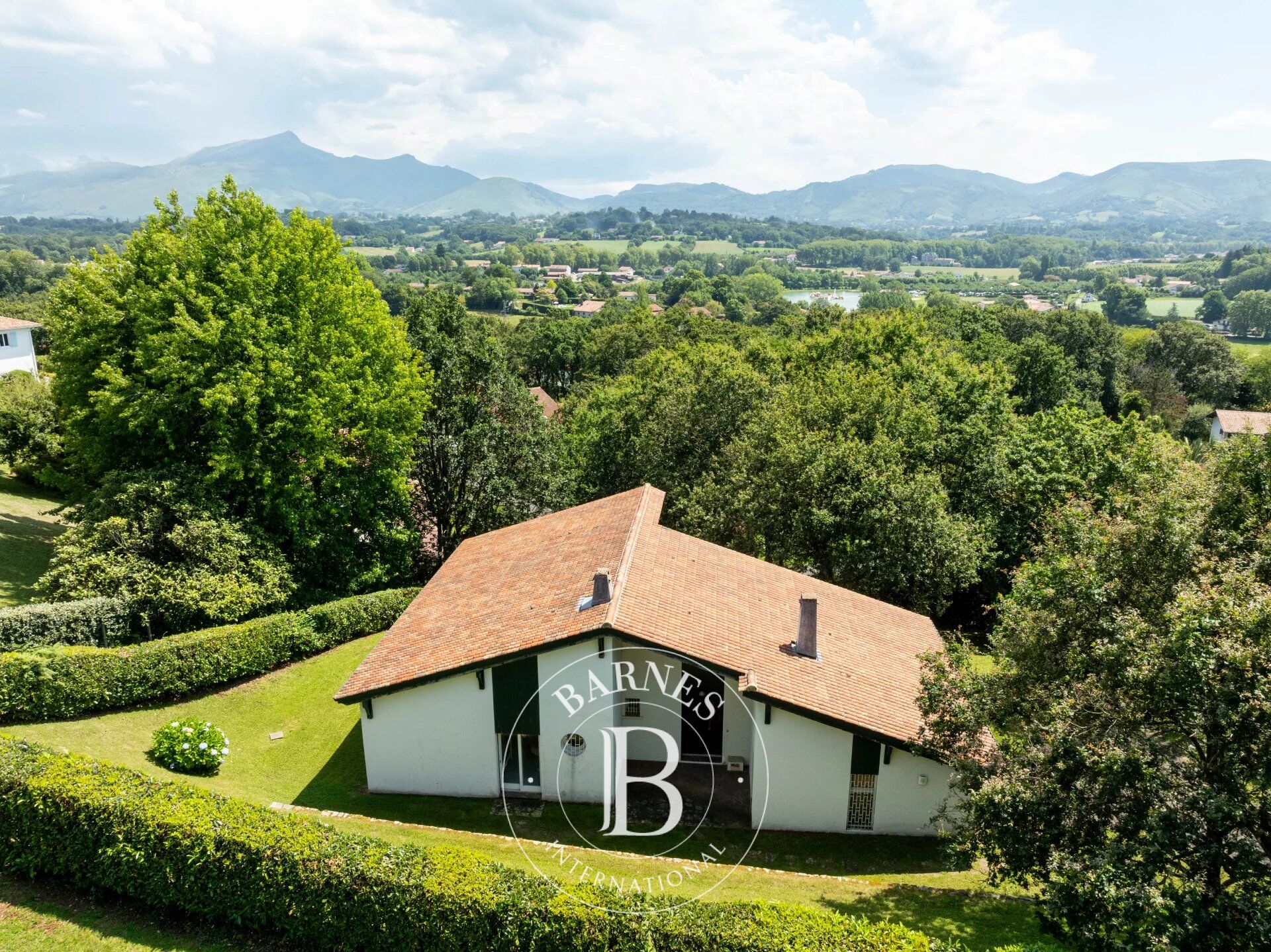 CIBOURE-BORDAGAIN, MAISON DE 200 M² AVEC VUE SUR LA RHUNE - picture 1