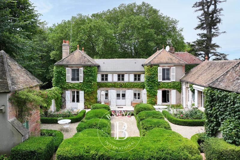 Seine-et-Marne - Propriété du XVIIIème  - Parc de 3,8 hectares - Piscine - Tennis